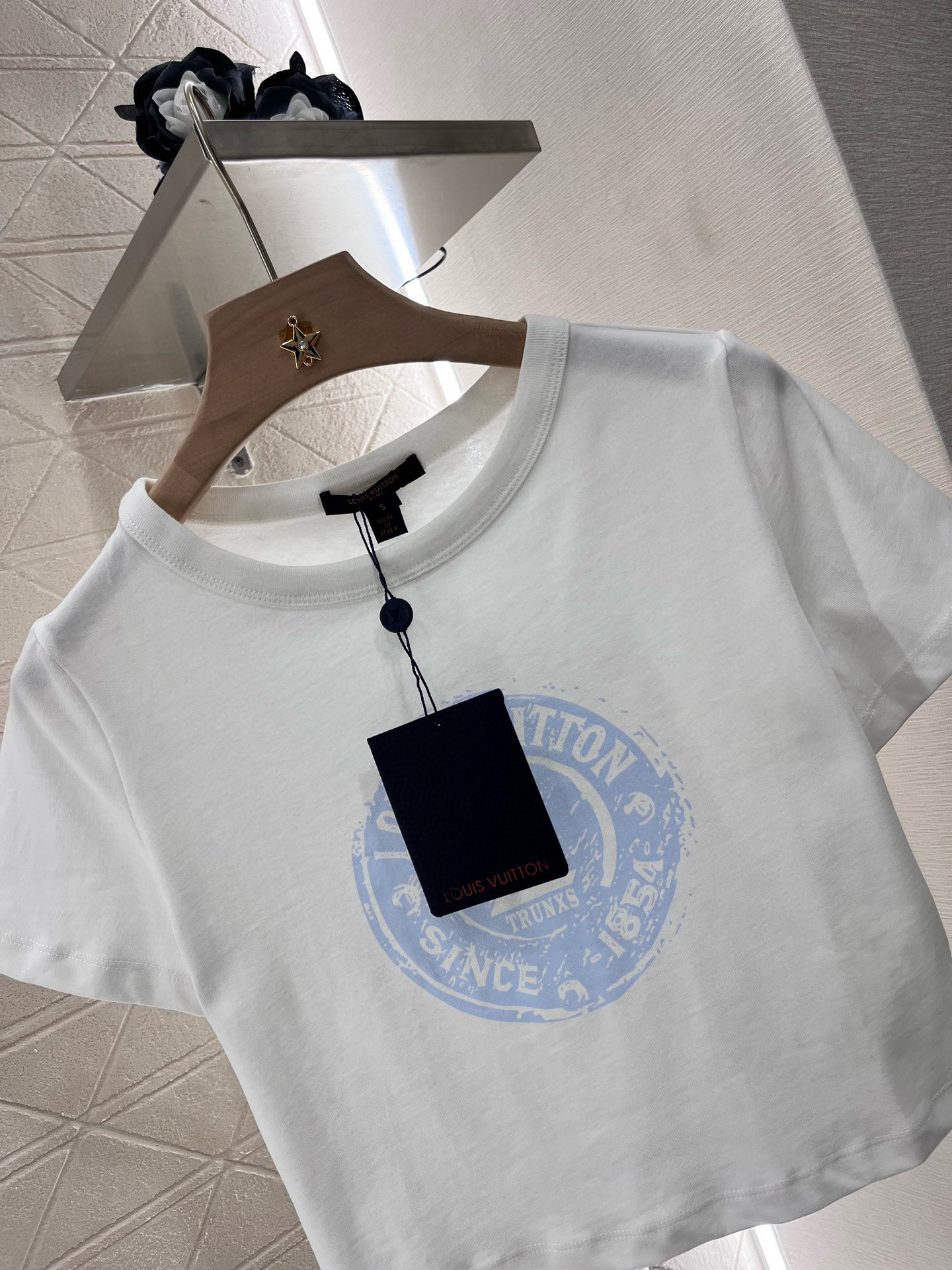 ♥Louis Vuitto*♥2025新品上架
      短款印花𝑇𝑒𝑒
定制YB原生全棉材质 透气舒