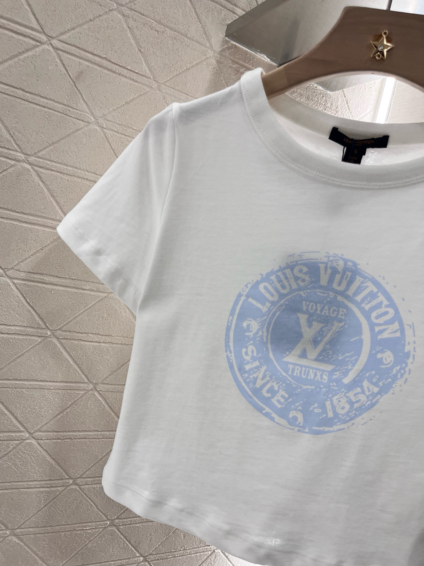 ♥Louis Vuitto*♥2025新品上架
      短款印花𝑇𝑒𝑒
定制YB原生全棉材质 透气舒