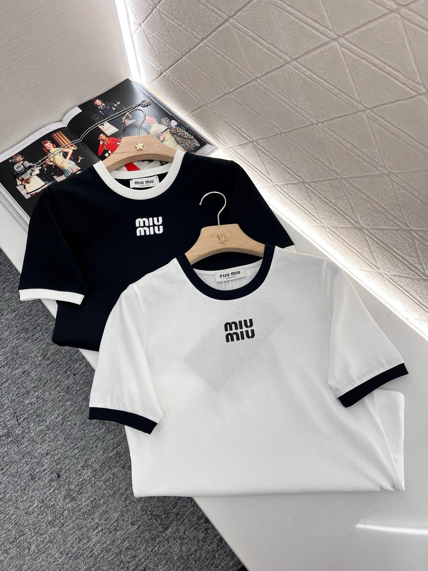 ♥Miumi*♥2025新品上架
       印花字母𝑇𝑒𝑒
定制YB原生全棉材质 透气舒适 质感十足