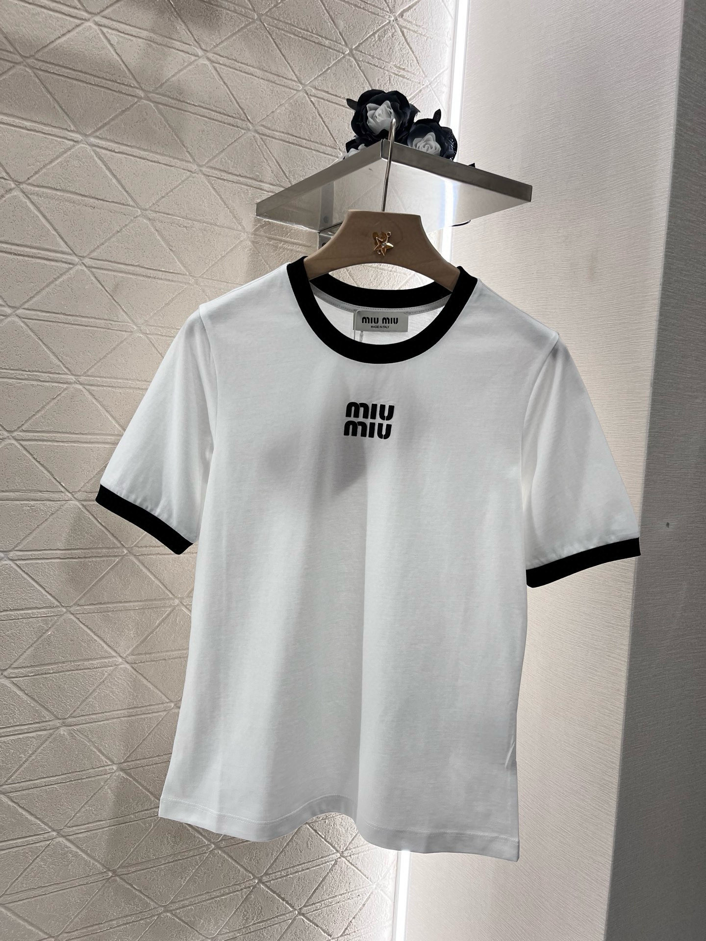 ♥Miumi*♥2025新品上架
       印花字母𝑇𝑒𝑒
定制YB原生全棉材质 透气舒适 质感十足