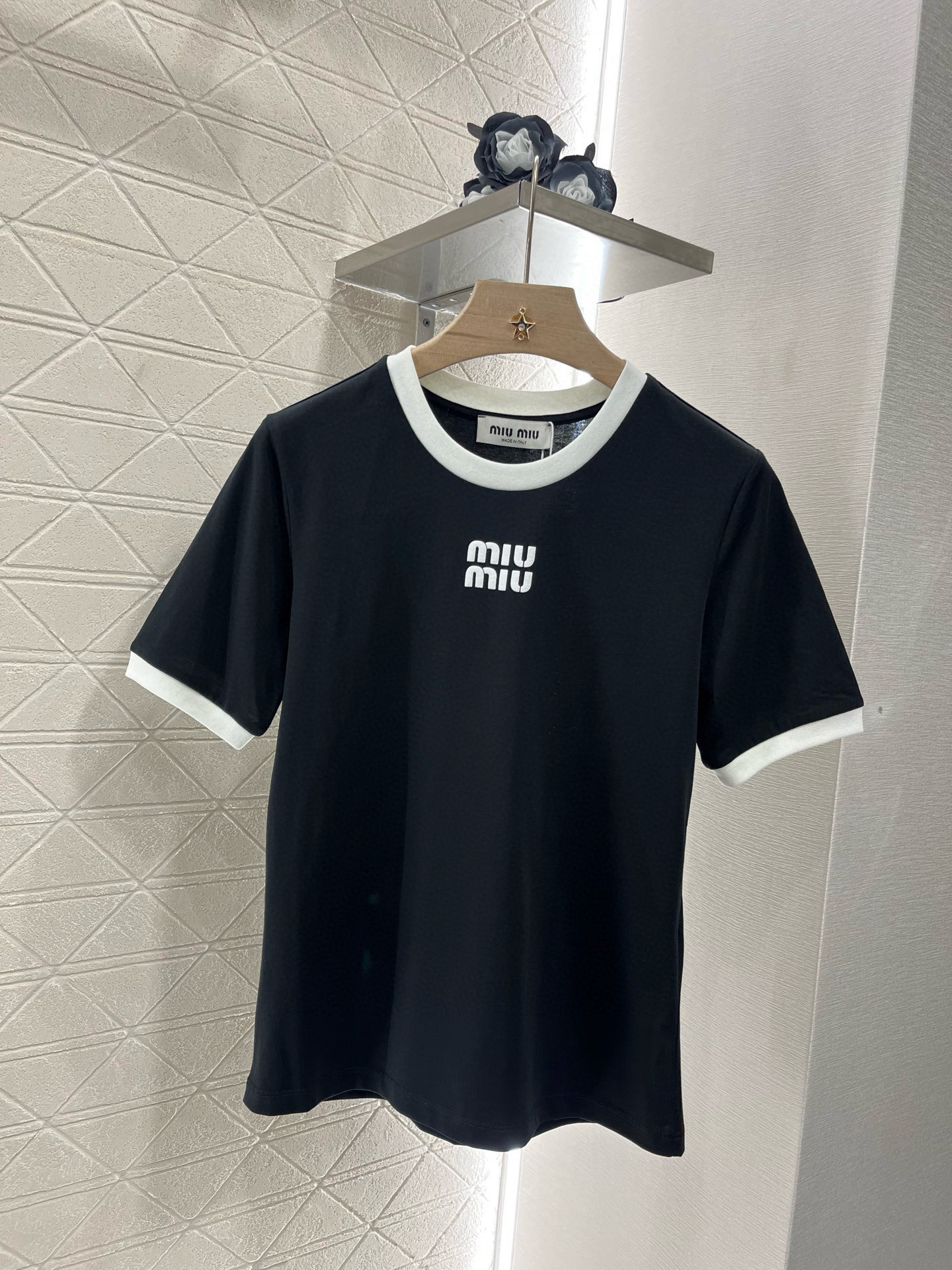 ♥Miumi*♥2025新品上架
       印花字母𝑇𝑒𝑒
定制YB原生全棉材质 透气舒适 质感十足