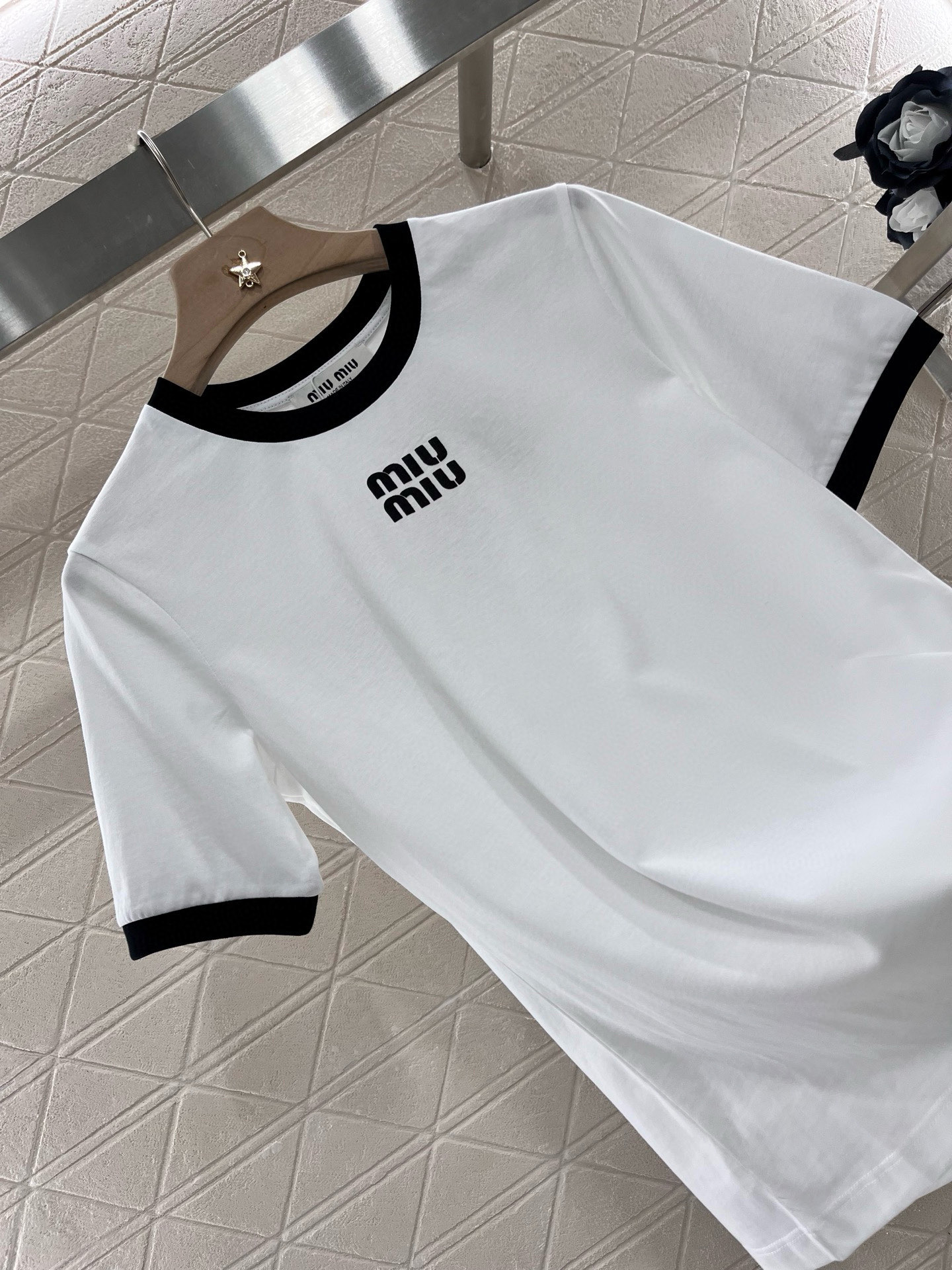 ♥Miumi*♥2025新品上架
       印花字母𝑇𝑒𝑒
定制YB原生全棉材质 透气舒适 质感十足