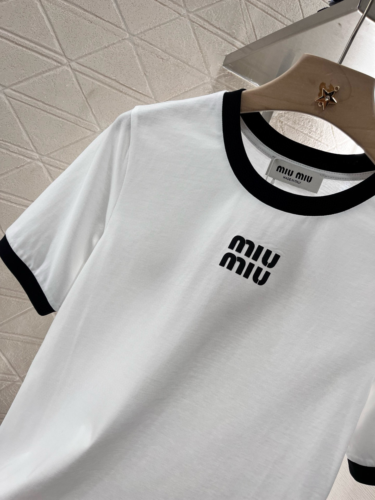 ♥Miumi*♥2025新品上架
       印花字母𝑇𝑒𝑒
定制YB原生全棉材质 透气舒适 质感十足