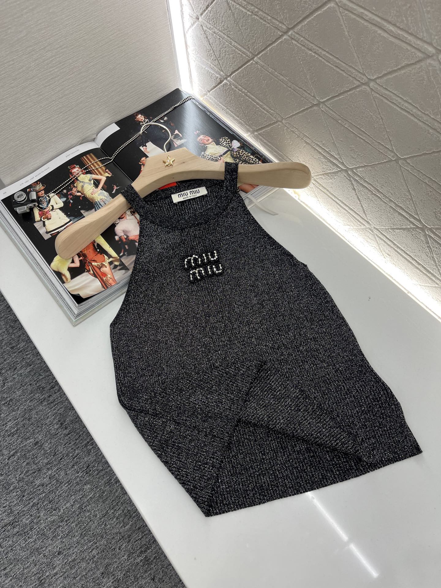 ♥Miumi*♥2025新品上架
     钉珠亮片天丝背心
定制YB天丝纱线织造 舒适冰爽 弹力十足 