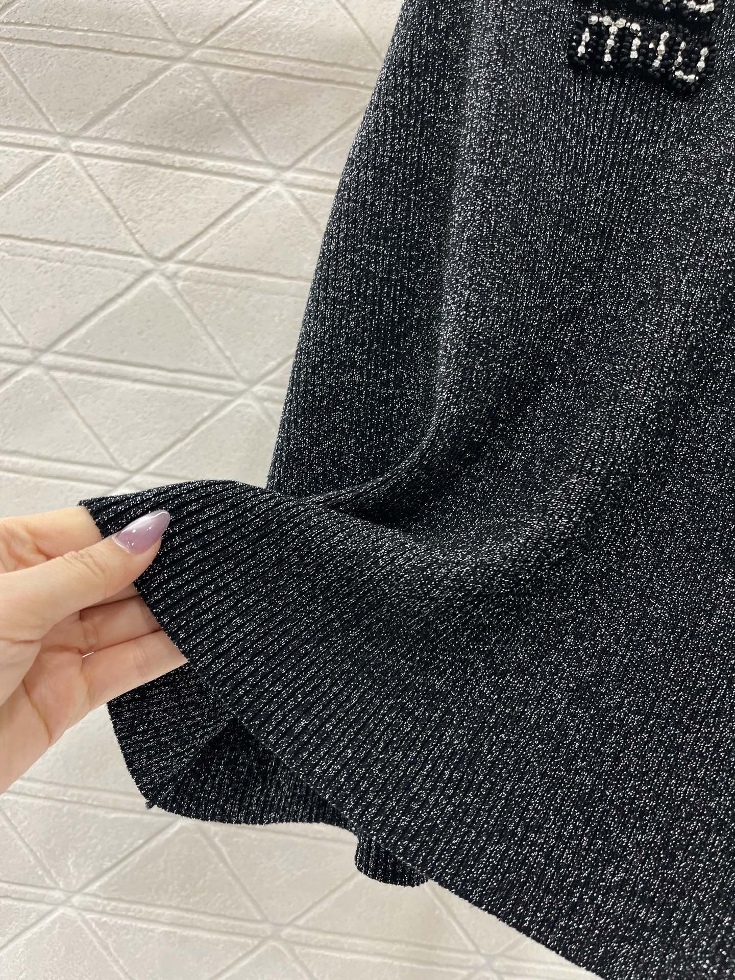 ♥Miumi*♥2025新品上架
     钉珠亮片天丝背心
定制YB天丝纱线织造 舒适冰爽 弹力十足 