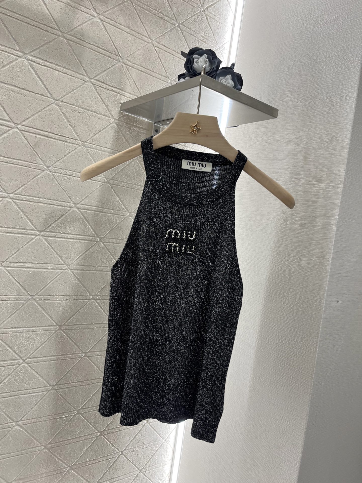 ♥Miumi*♥2025新品上架
     钉珠亮片天丝背心
定制YB天丝纱线织造 舒适冰爽 弹力十足 
