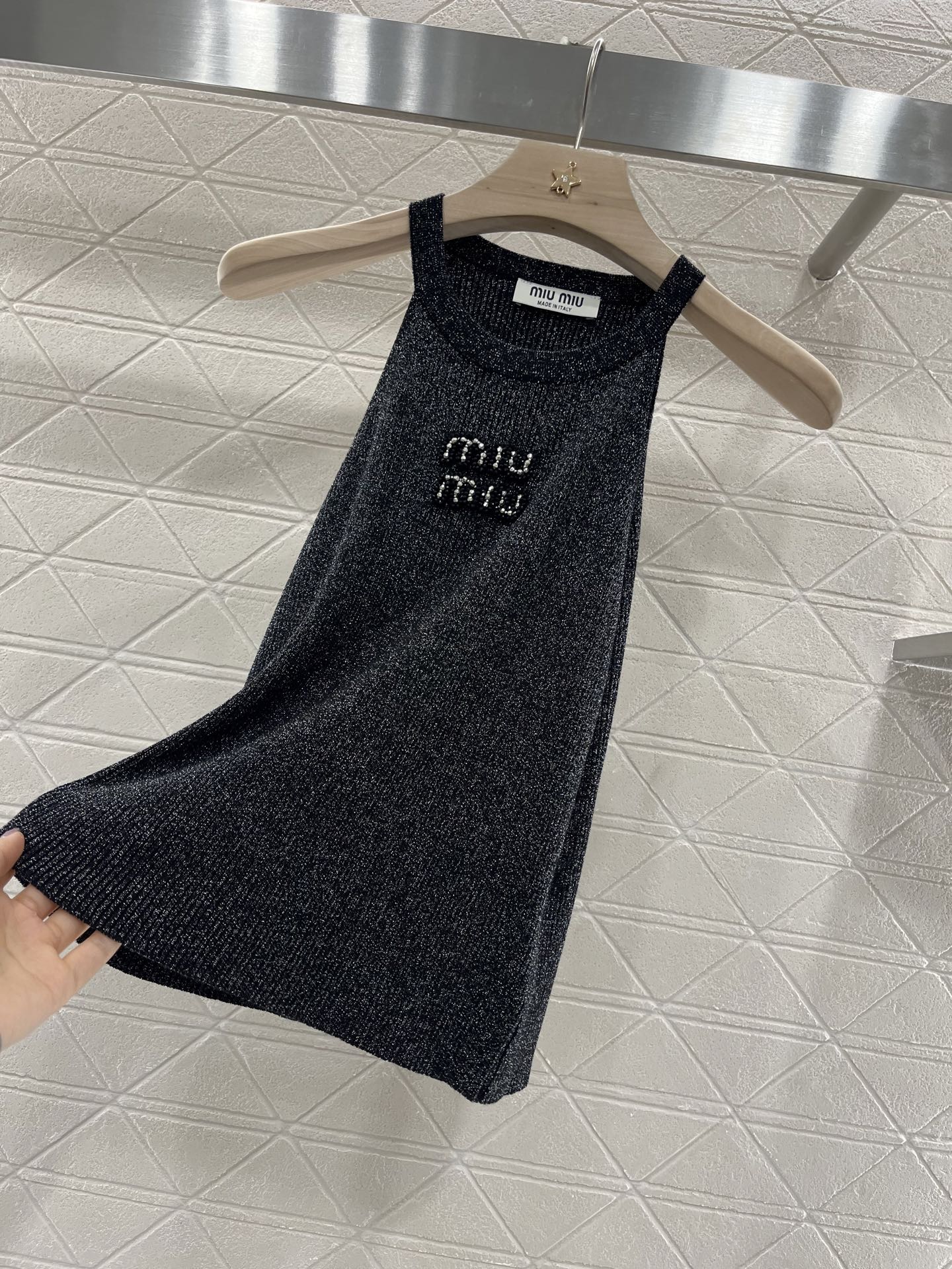 ♥Miumi*♥2025新品上架
     钉珠亮片天丝背心
定制YB天丝纱线织造 舒适冰爽 弹力十足 