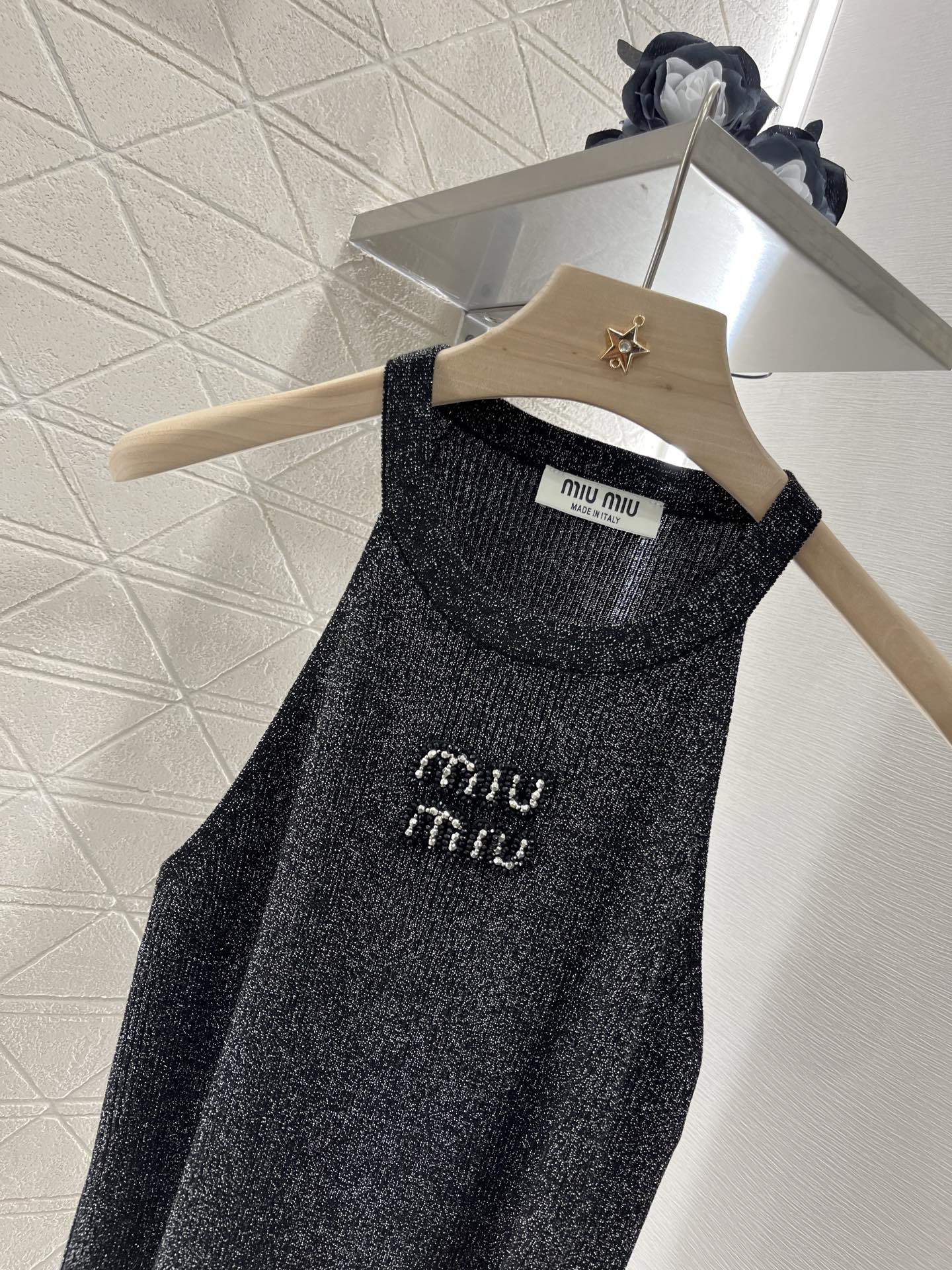 ♥Miumi*♥2025新品上架
     钉珠亮片天丝背心
定制YB天丝纱线织造 舒适冰爽 弹力十足 