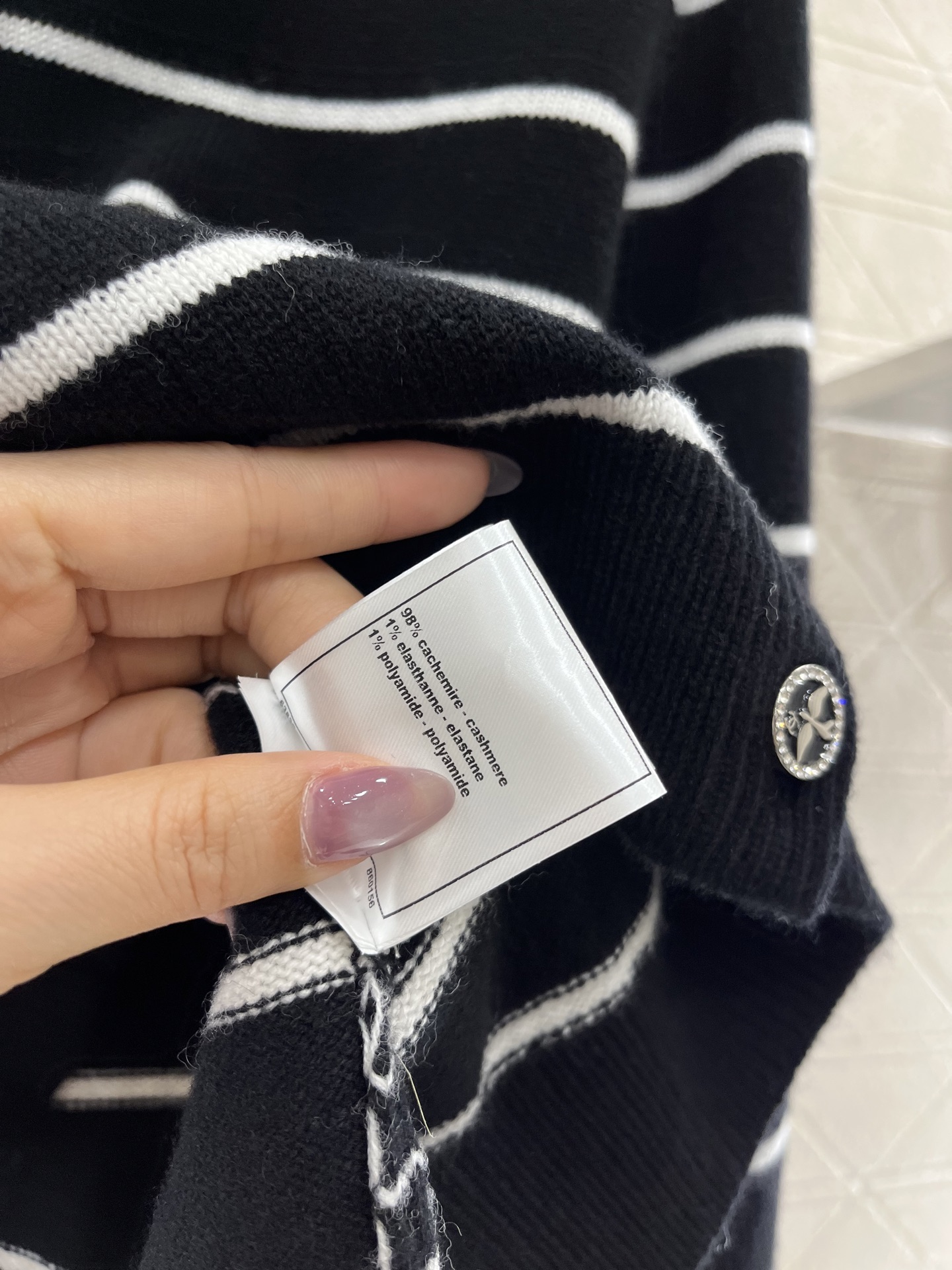 ♥Chane*♥2024新品上架
     条纹针织开衫
定制YB羊绒纱线织造 柔软舒适 洋气显瘦 圆领