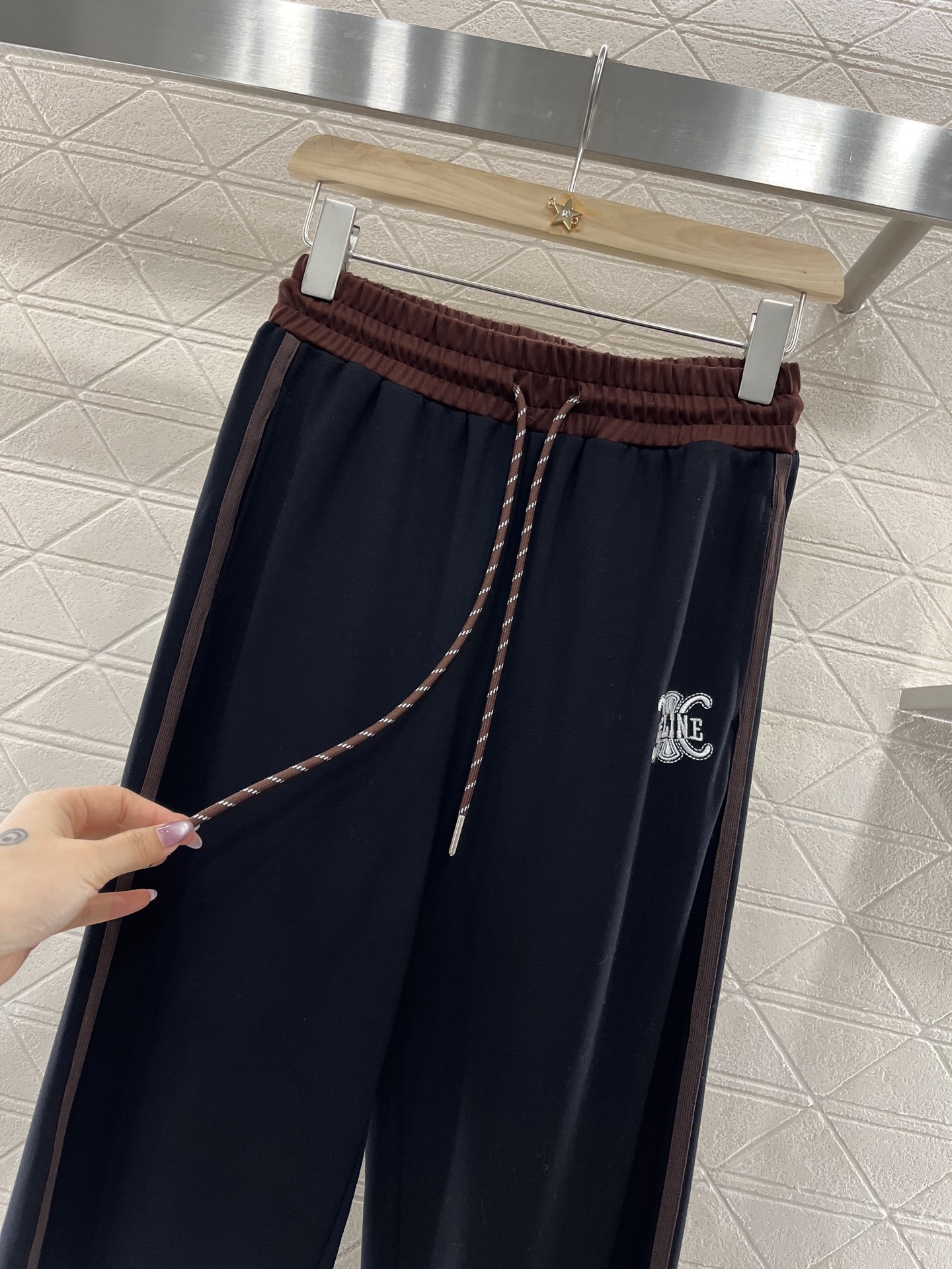 ♥Celin*♥2025新品上架
    抽绳刺绣阔腿裤
定制YB原生全棉材质 柔软舒适 亲肤透气性更好