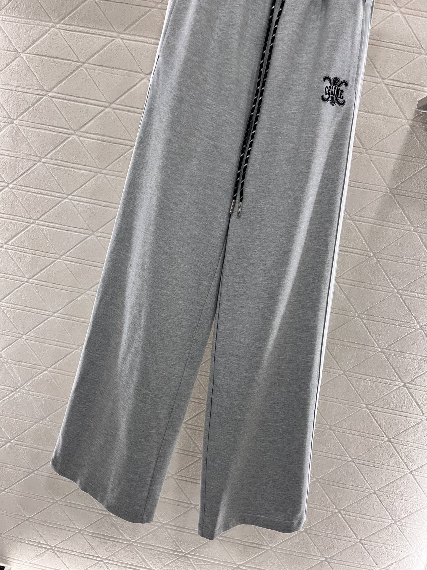 ♥Celin*♥2025新品上架
    抽绳刺绣阔腿裤
定制YB原生全棉材质 柔软舒适 亲肤透气性更好