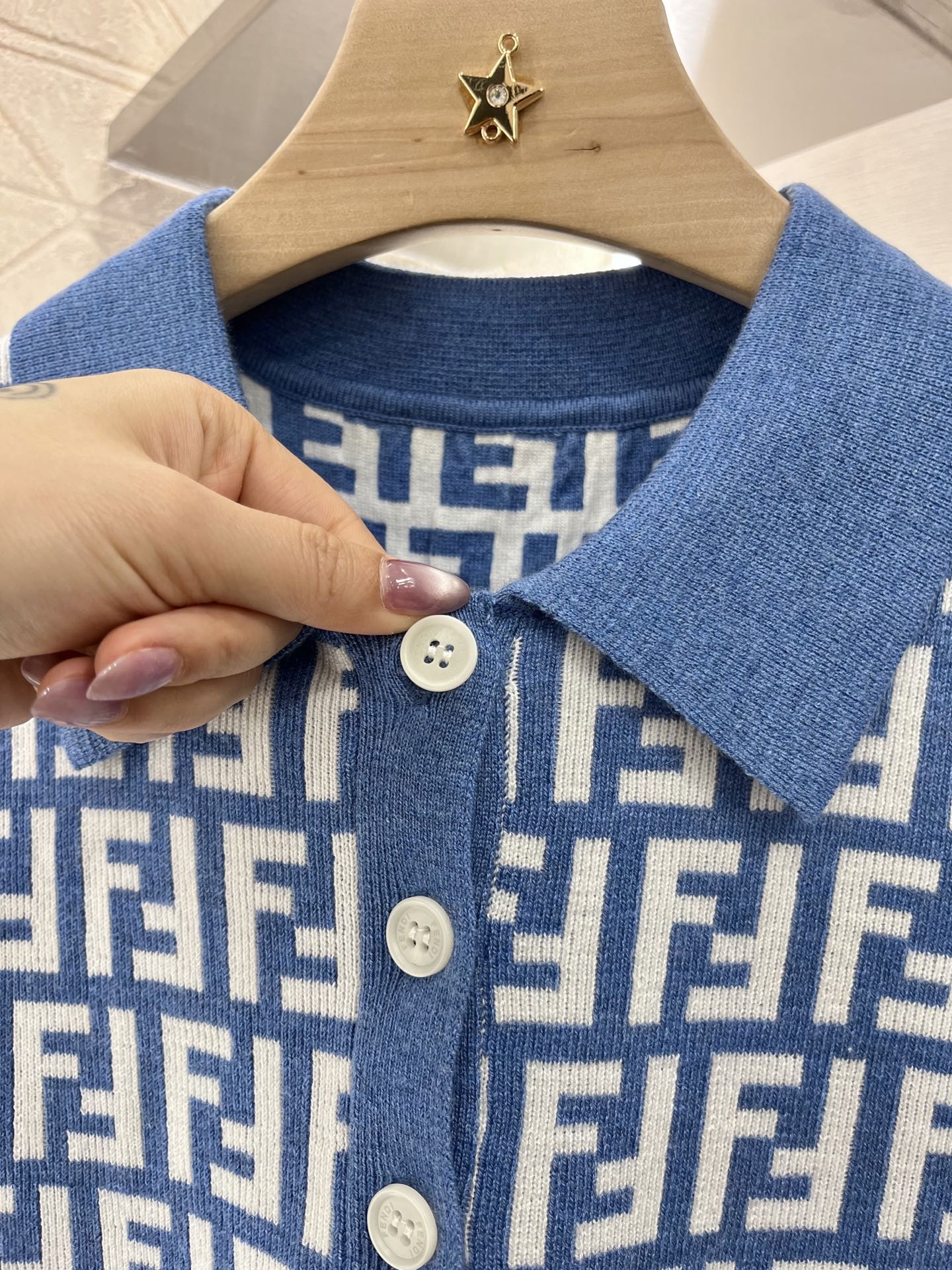 ♥Fend*♥2025新品上架
    翻领提花针织背心
定制YB棉纶纱线织造 质感舒适 弹力十足 翻领
