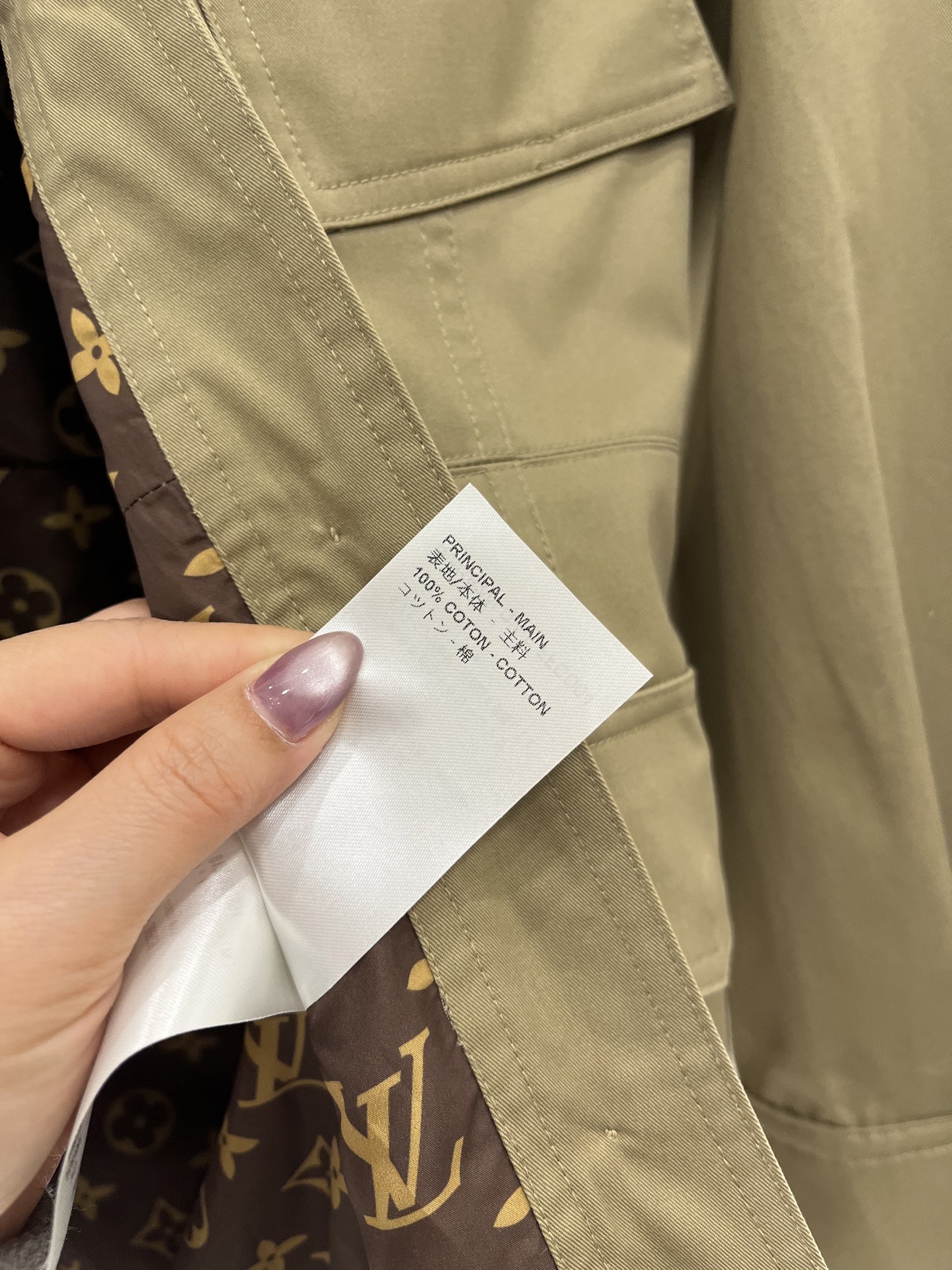 ♥Louis Vuitto*♥2025新品上架
      翻领腰带风衣外套
定制YB进口风衣材质 全棉