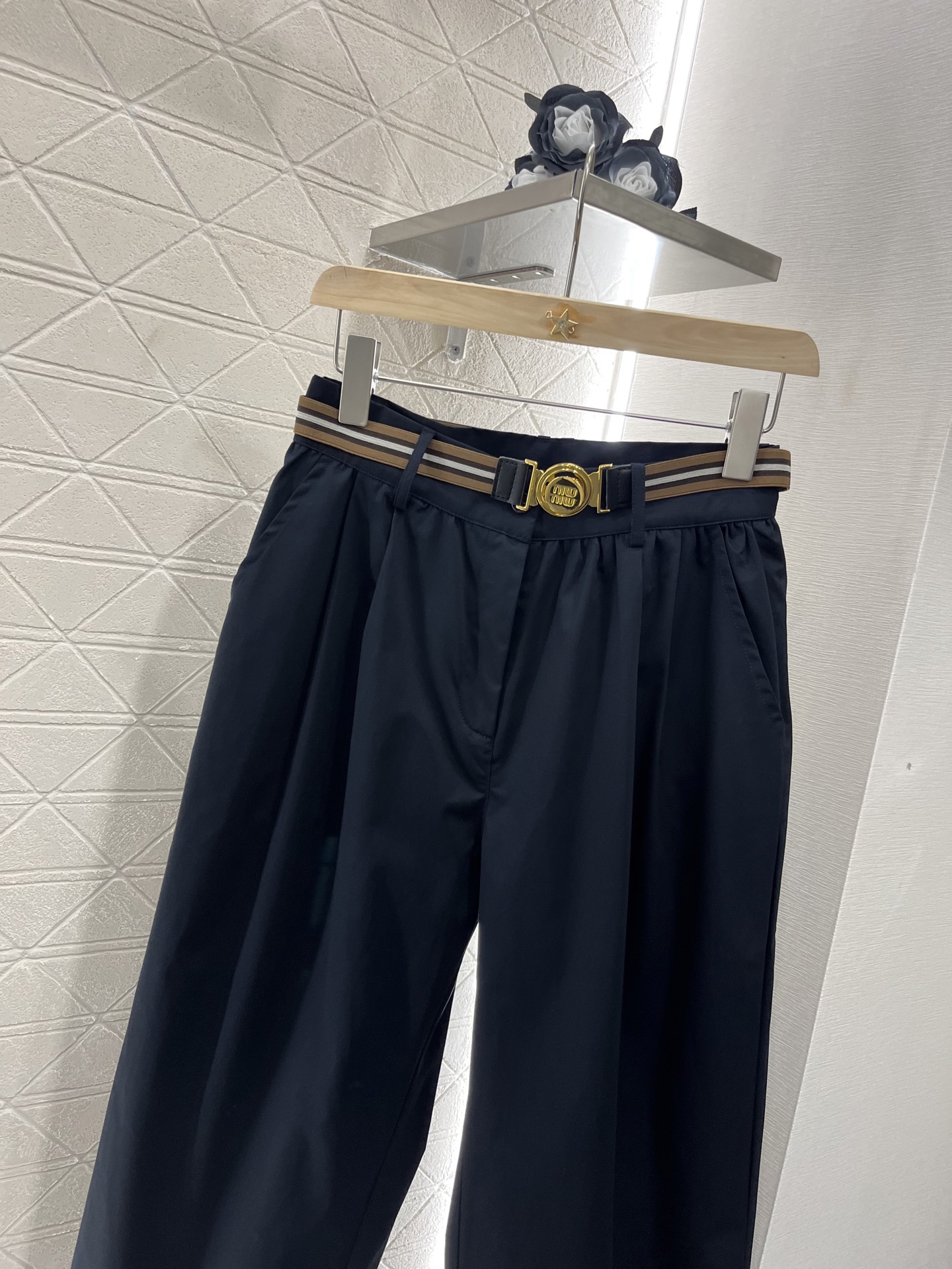 ♥Miumi*♥2025新品上架
     阔腿腰带西装裤
定制YB斜纹全棉材质 工艺处理 质感光泽 穿