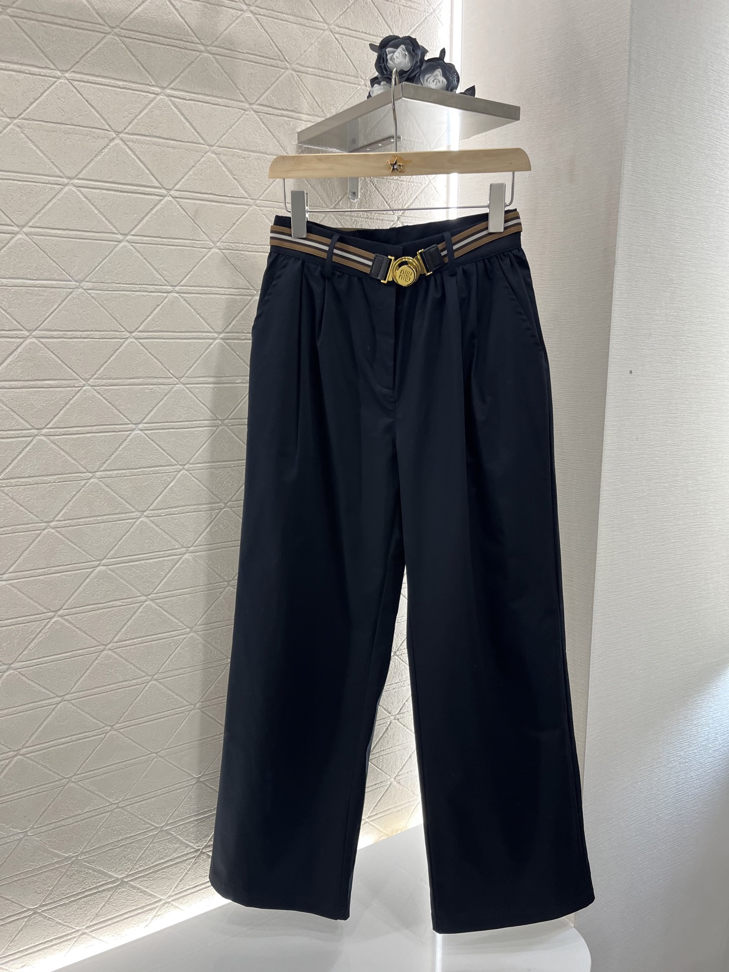♥Miumi*♥2025新品上架
     阔腿腰带西装裤
定制YB斜纹全棉材质 工艺处理 质感光泽 穿