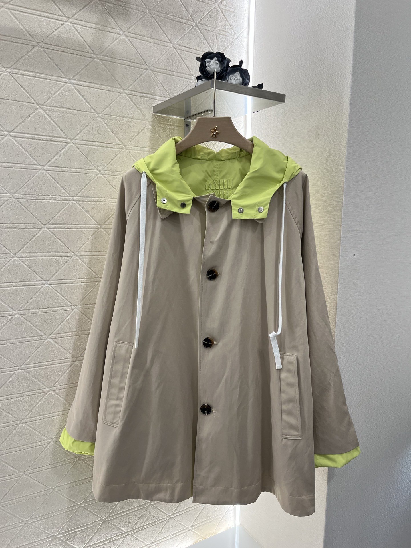 ♥Miumi*♥2025新品上架
    两面穿连帽风衣外套
定制YB棉绸与环保尼龙材质 挺括有型 质感