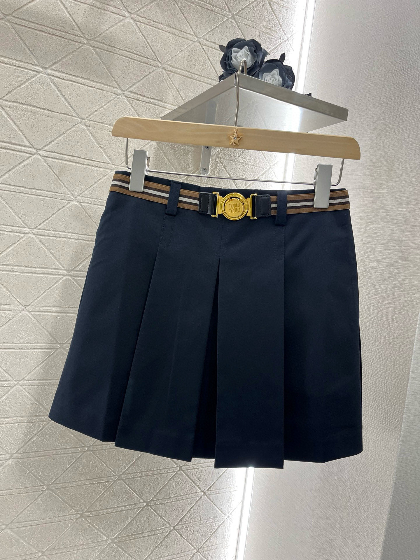 ♥Miumi*♥2025新品上架
  复古口袋夹克百褶裙套装
定制YB斜纹全棉材质 工装处理 质感光泽 