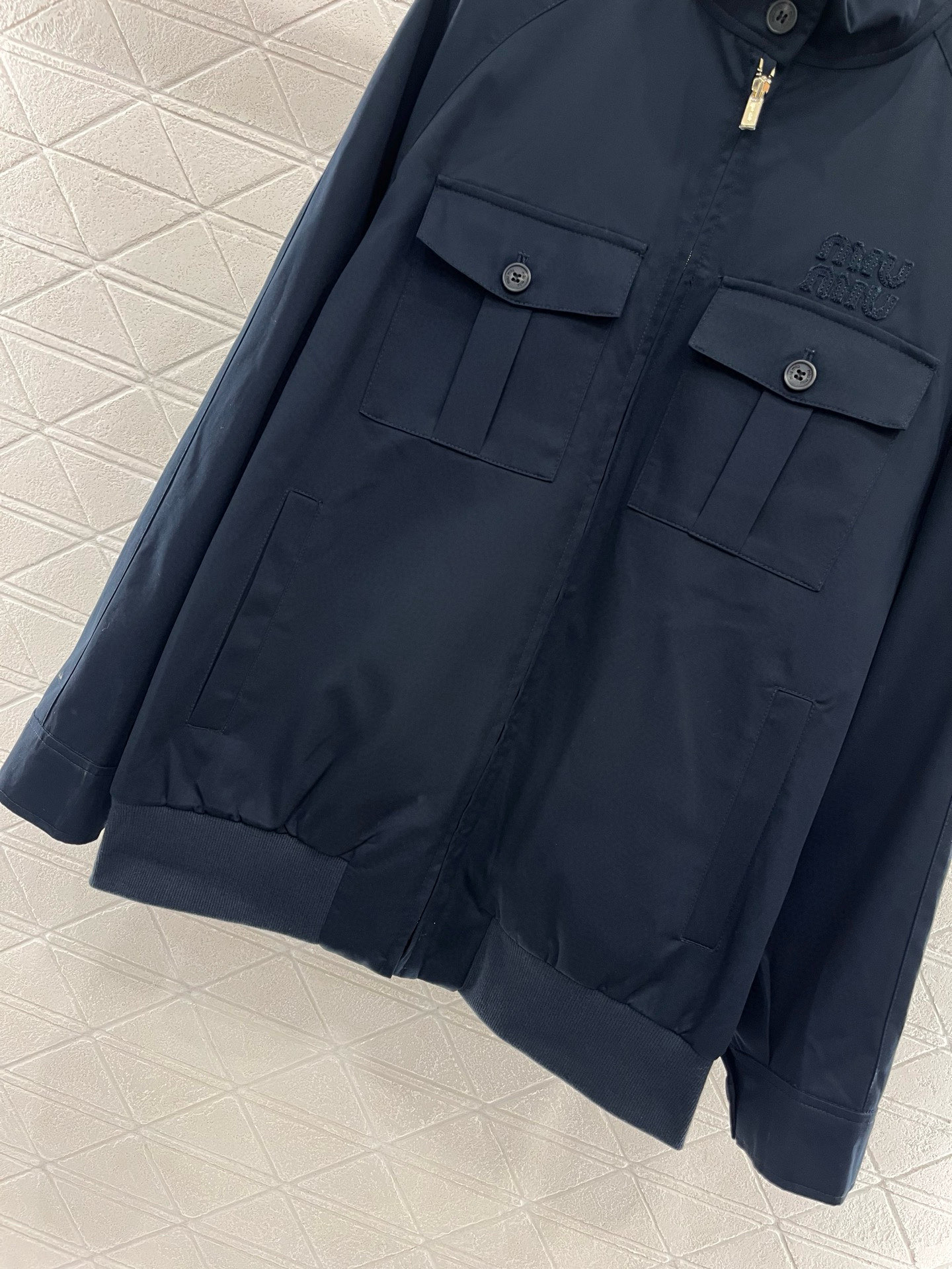 ♥Miumi*♥2025新品上架
  复古口袋夹克百褶裙套装
定制YB斜纹全棉材质 工装处理 质感光泽 