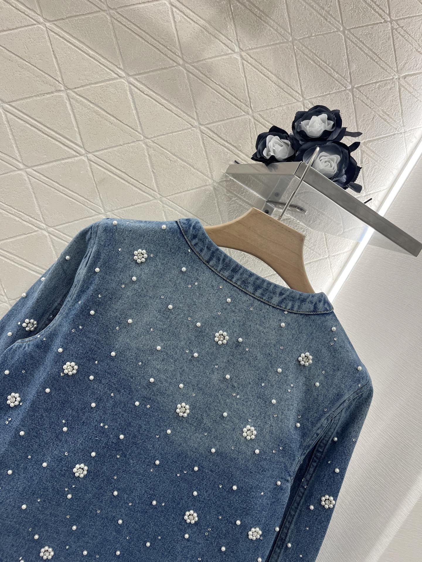 Stylish Customized Jeans: P943 Hard-Core Dress with Majestic Package, High-Quality SML Jackets - 图片 4