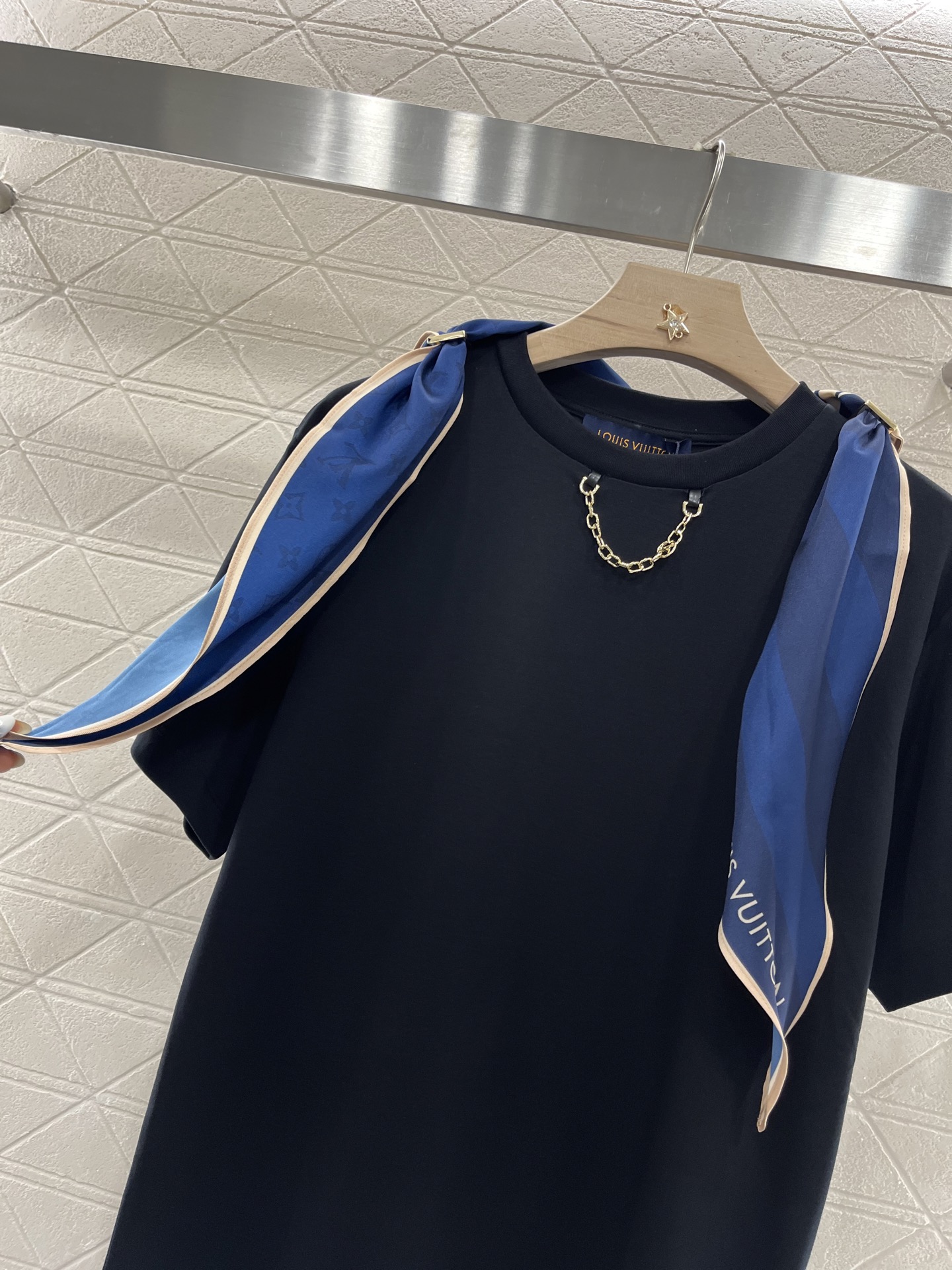 ♥Louis Vuitto*♥2025新品上架
     圆领丝巾链条𝑇𝑒𝑒
定制YB斜纹全棉材质 透气