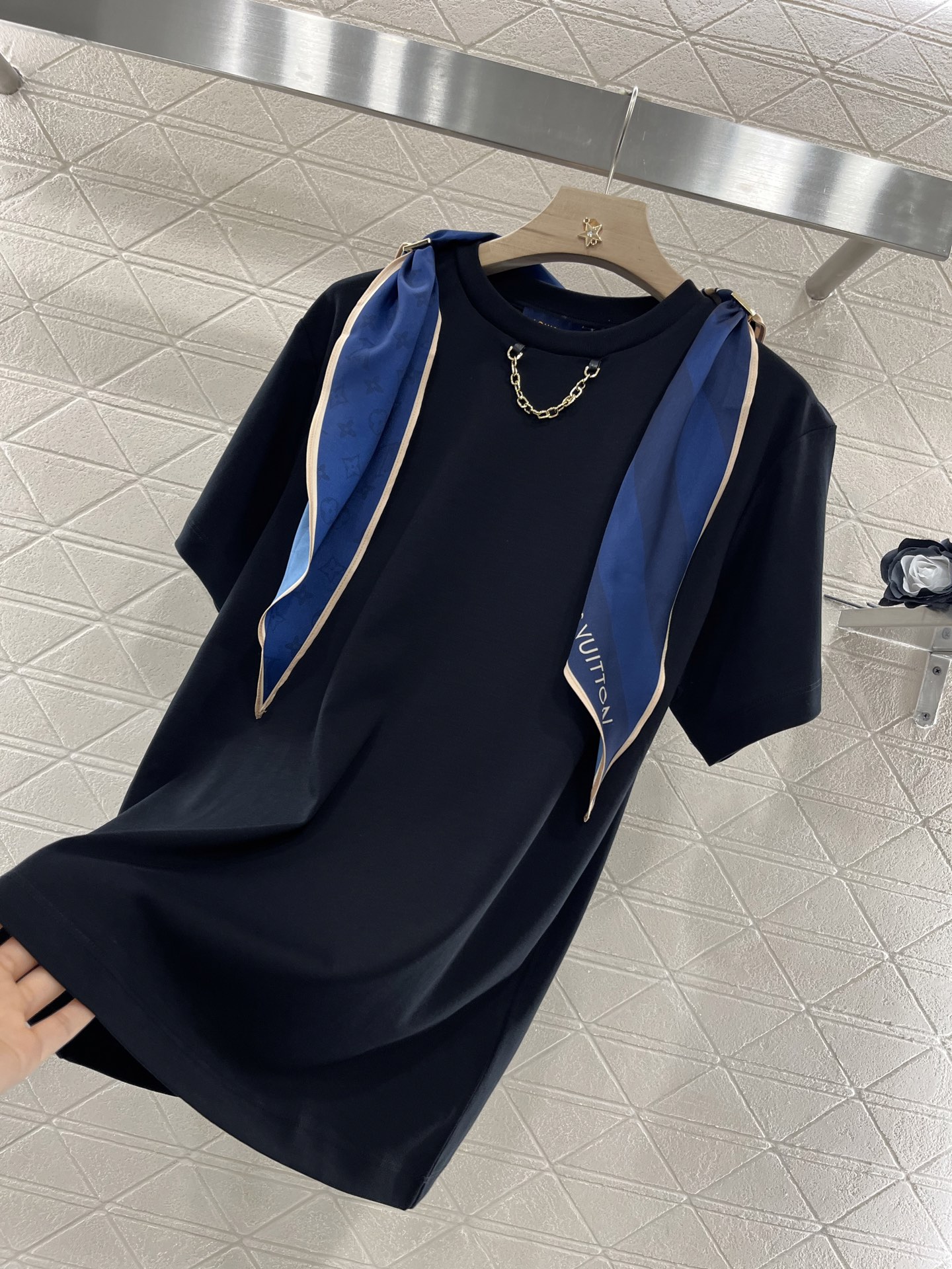 ♥Louis Vuitto*♥2025新品上架
     圆领丝巾链条𝑇𝑒𝑒
定制YB斜纹全棉材质 透气