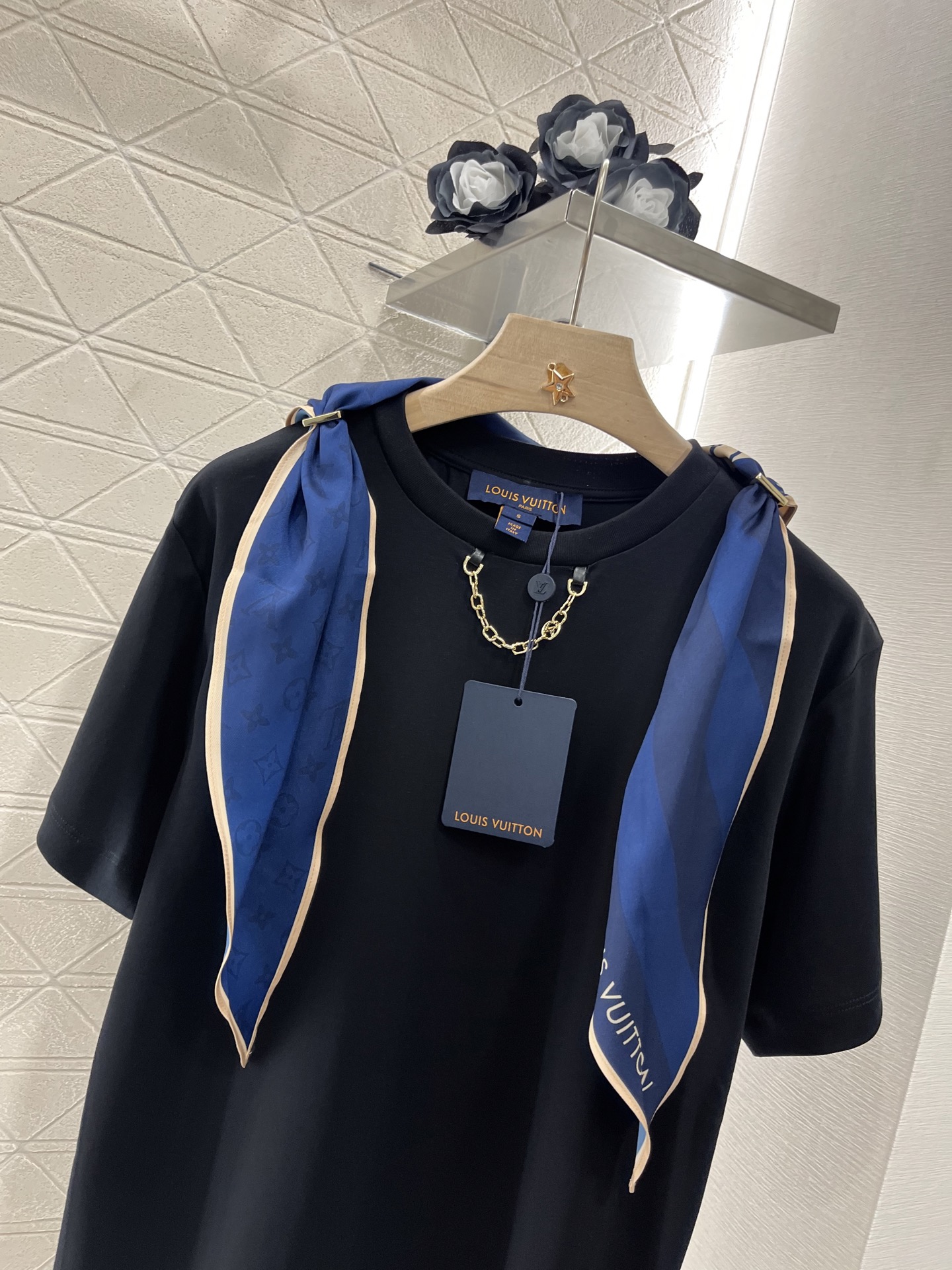 ♥Louis Vuitto*♥2025新品上架
     圆领丝巾链条𝑇𝑒𝑒
定制YB斜纹全棉材质 透气