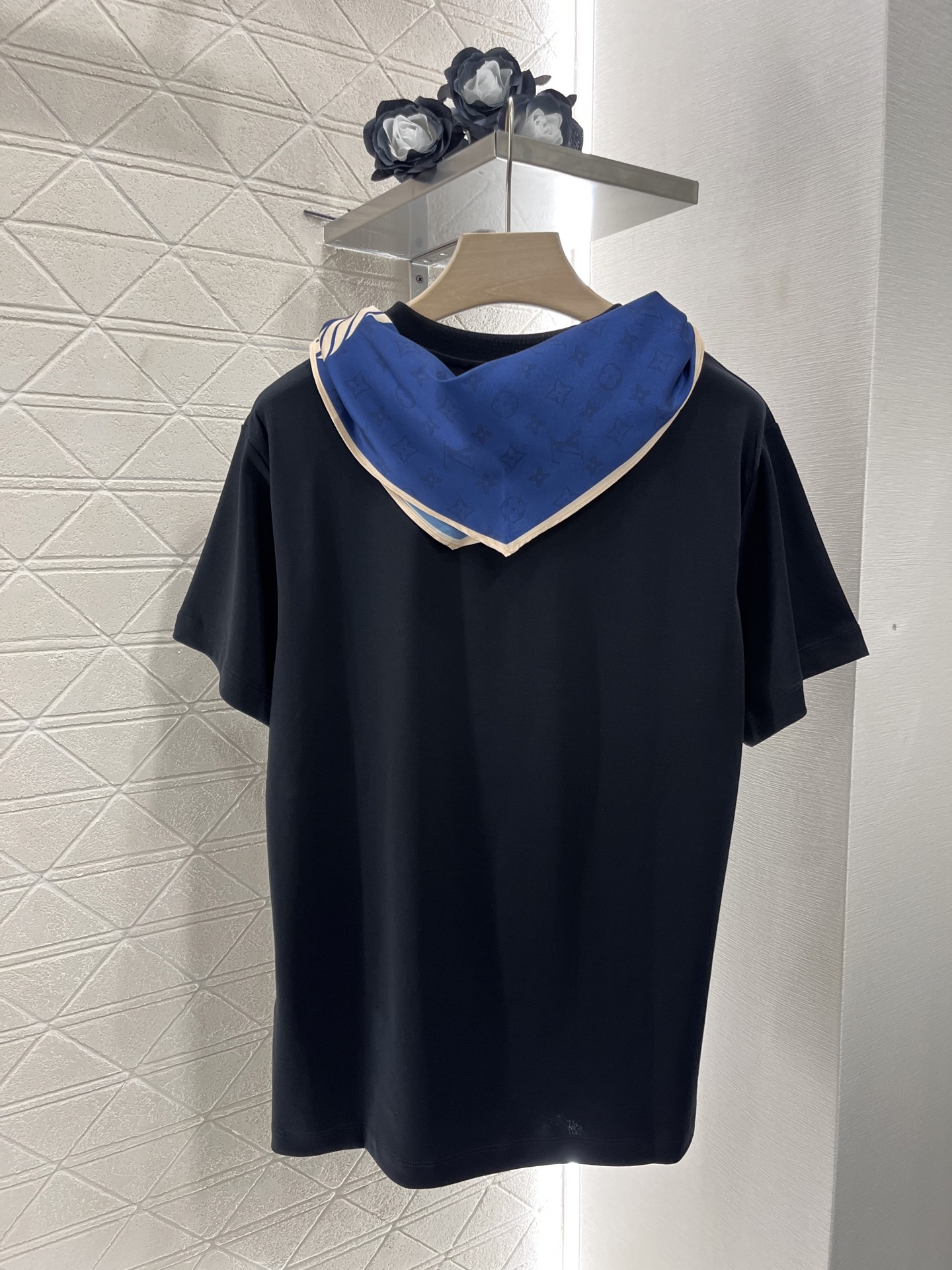 ♥Louis Vuitto*♥2025新品上架
     圆领丝巾链条𝑇𝑒𝑒
定制YB斜纹全棉材质 透气