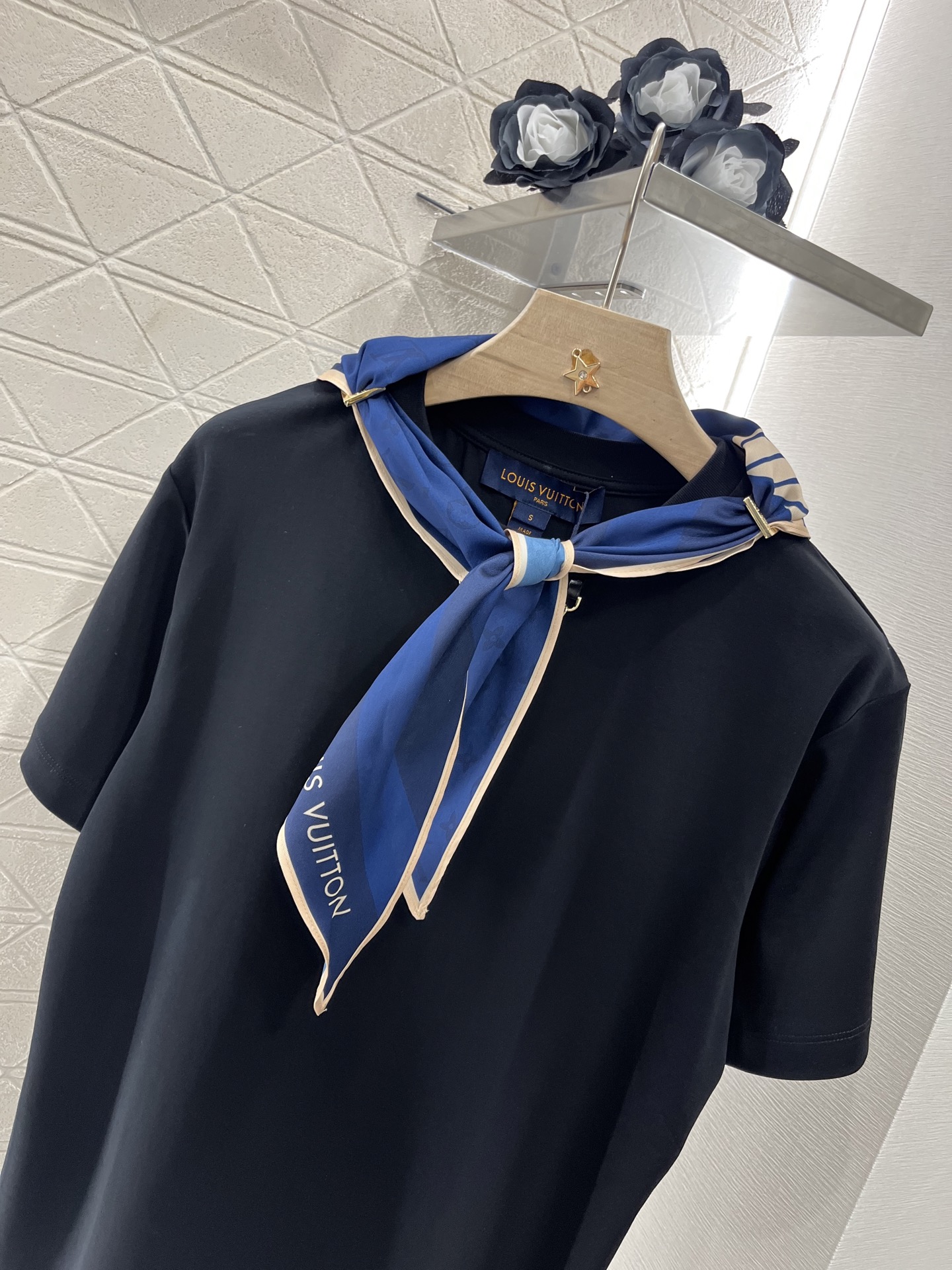 ♥Louis Vuitto*♥2025新品上架
     圆领丝巾链条𝑇𝑒𝑒
定制YB斜纹全棉材质 透气