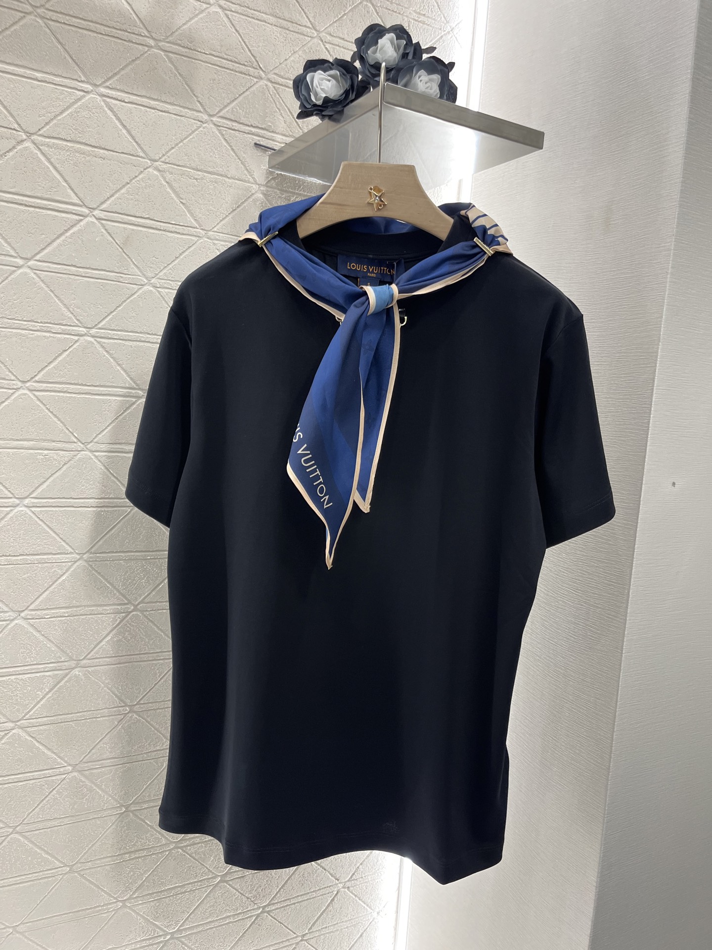 ♥Louis Vuitto*♥2025新品上架
     圆领丝巾链条𝑇𝑒𝑒
定制YB斜纹全棉材质 透气