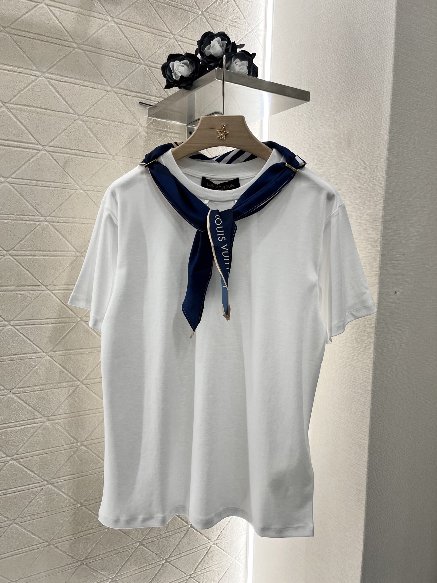 ♥Louis Vuitto*♥2025新品上架
     圆领丝巾链条𝑇𝑒𝑒
定制YB斜纹全棉材质 透气