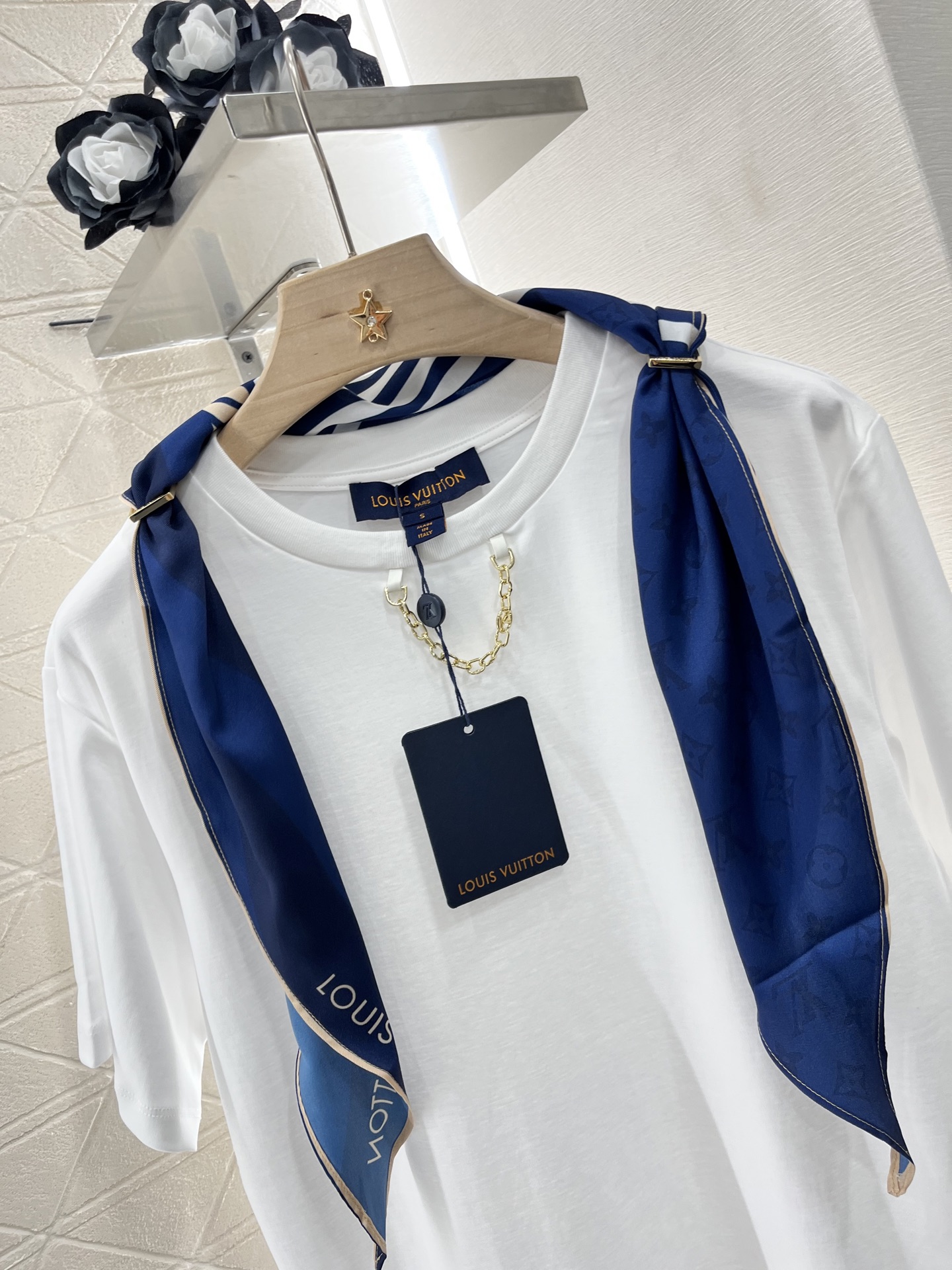 ♥Louis Vuitto*♥2025新品上架
     圆领丝巾链条𝑇𝑒𝑒
定制YB斜纹全棉材质 透气