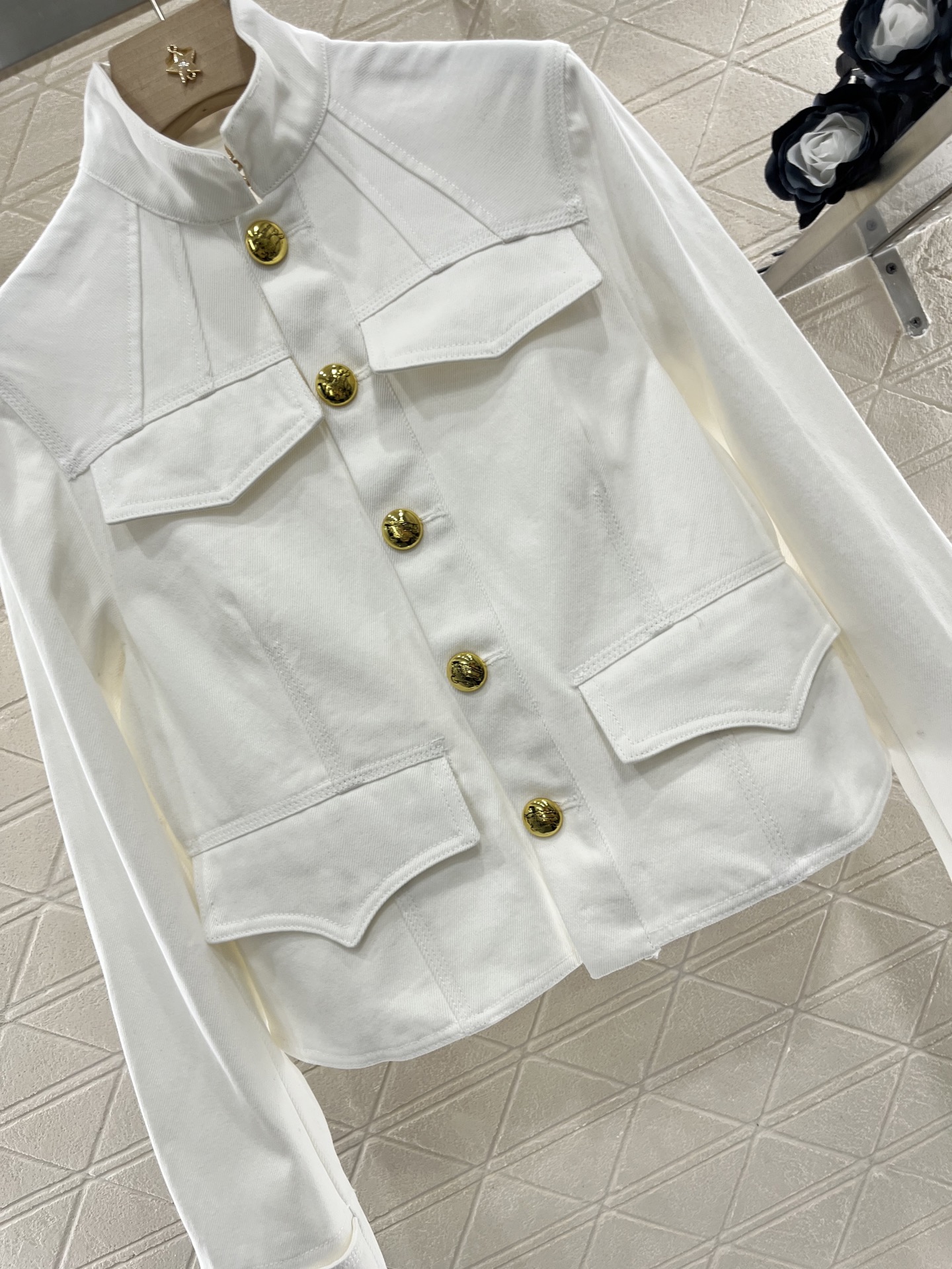 Fashion Forward: Customized Female Outfits with High-End Details - 图片 5