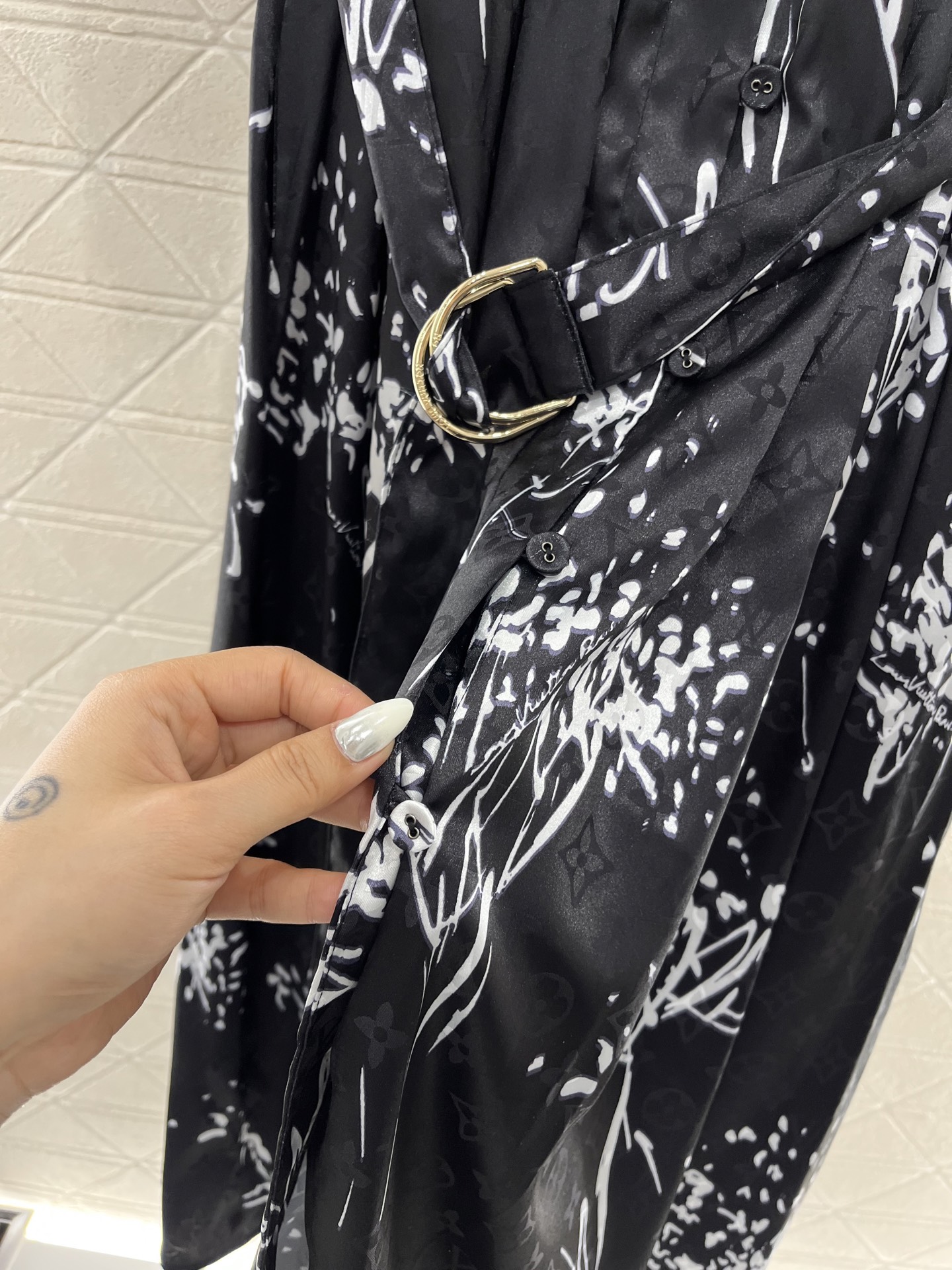 ♥Louis Vuitto*♥2025新品上架
      印花腰带衬衫裙
定制YB进口斜纹稠材质 透气