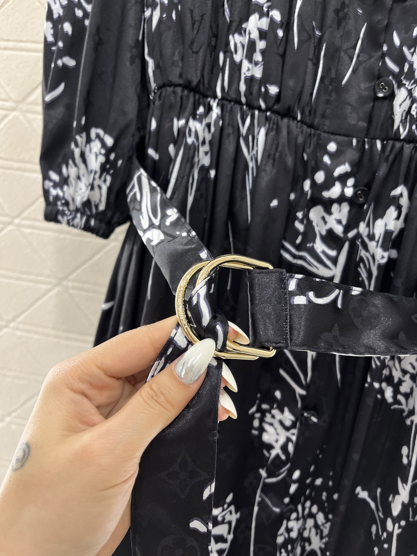 ♥Louis Vuitto*♥2025新品上架
      印花腰带衬衫裙
定制YB进口斜纹稠材质 透气