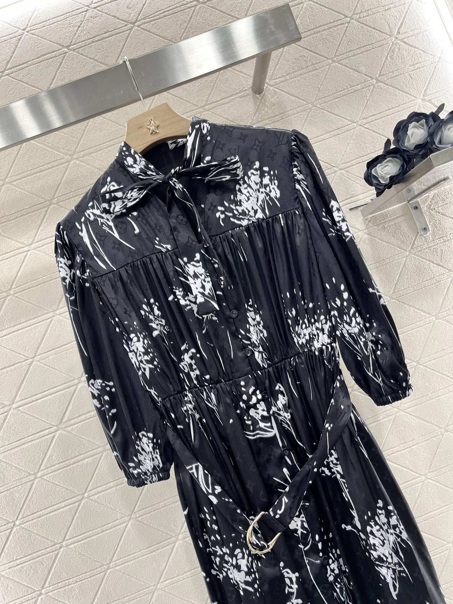 ♥Louis Vuitto*♥2025新品上架
      印花腰带衬衫裙
定制YB进口斜纹稠材质 透气