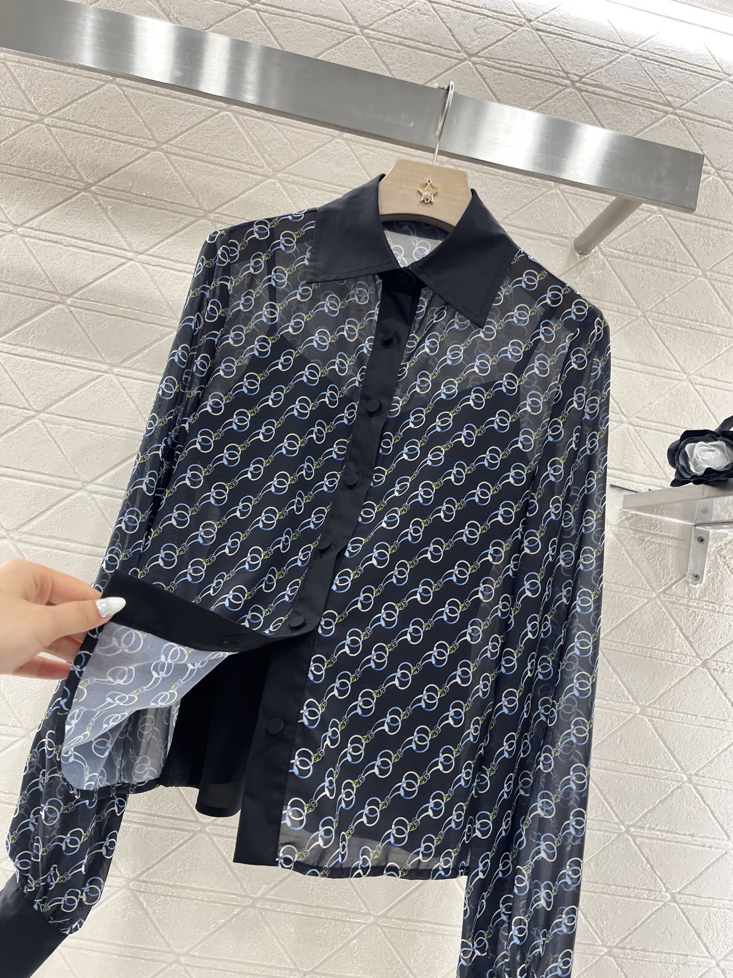 ♥Gucc*♥2025新品上架
   印花翻领衬衫半身裙套装
定制YB进口斜纹稠材质 质感垂顺 轻盈透气