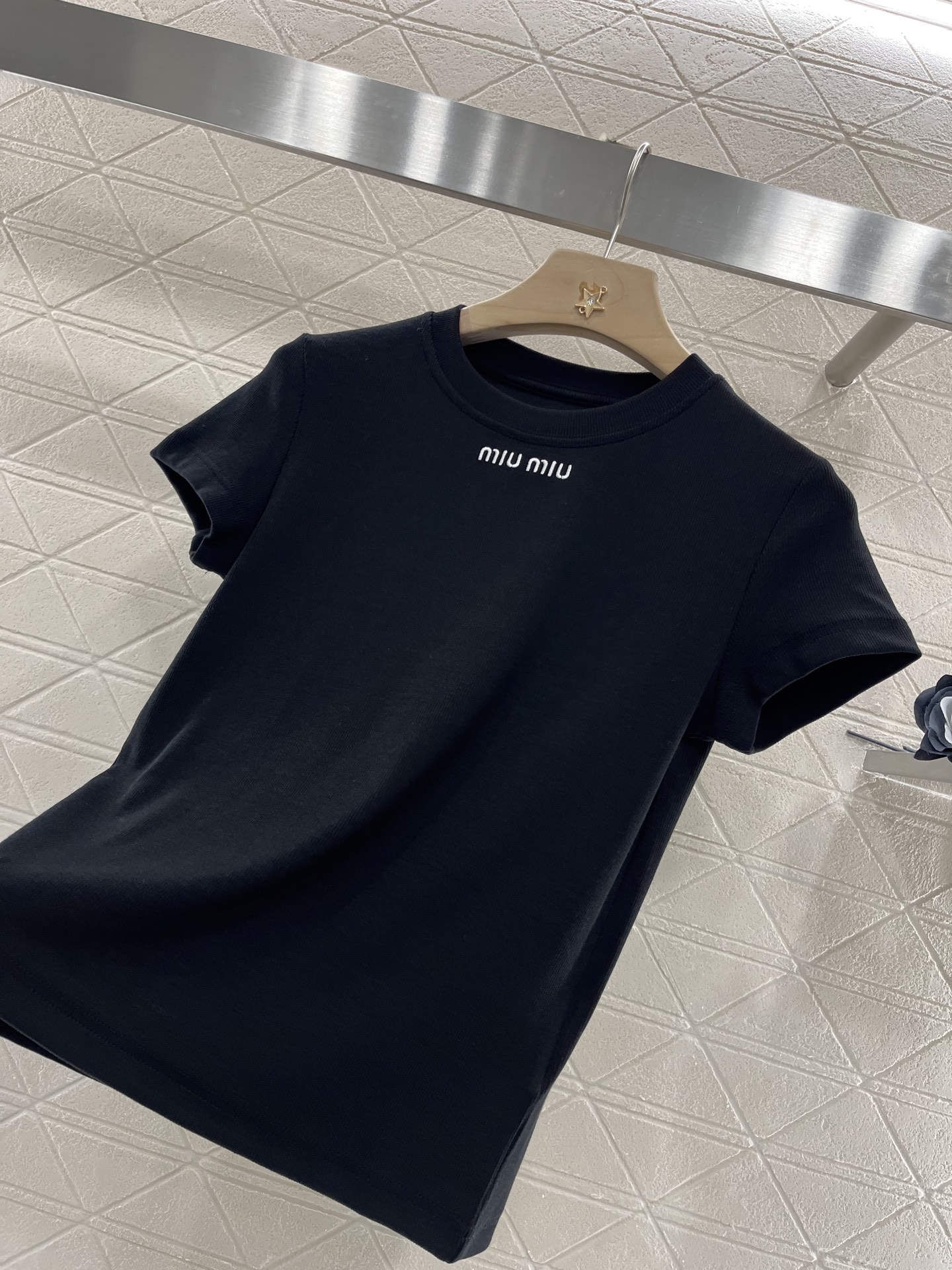 ♥Miumi*♥2025新品上架
       刺绣全棉𝑇𝑒𝑒
定制YB原生全棉材质 透气舒适 质感十足