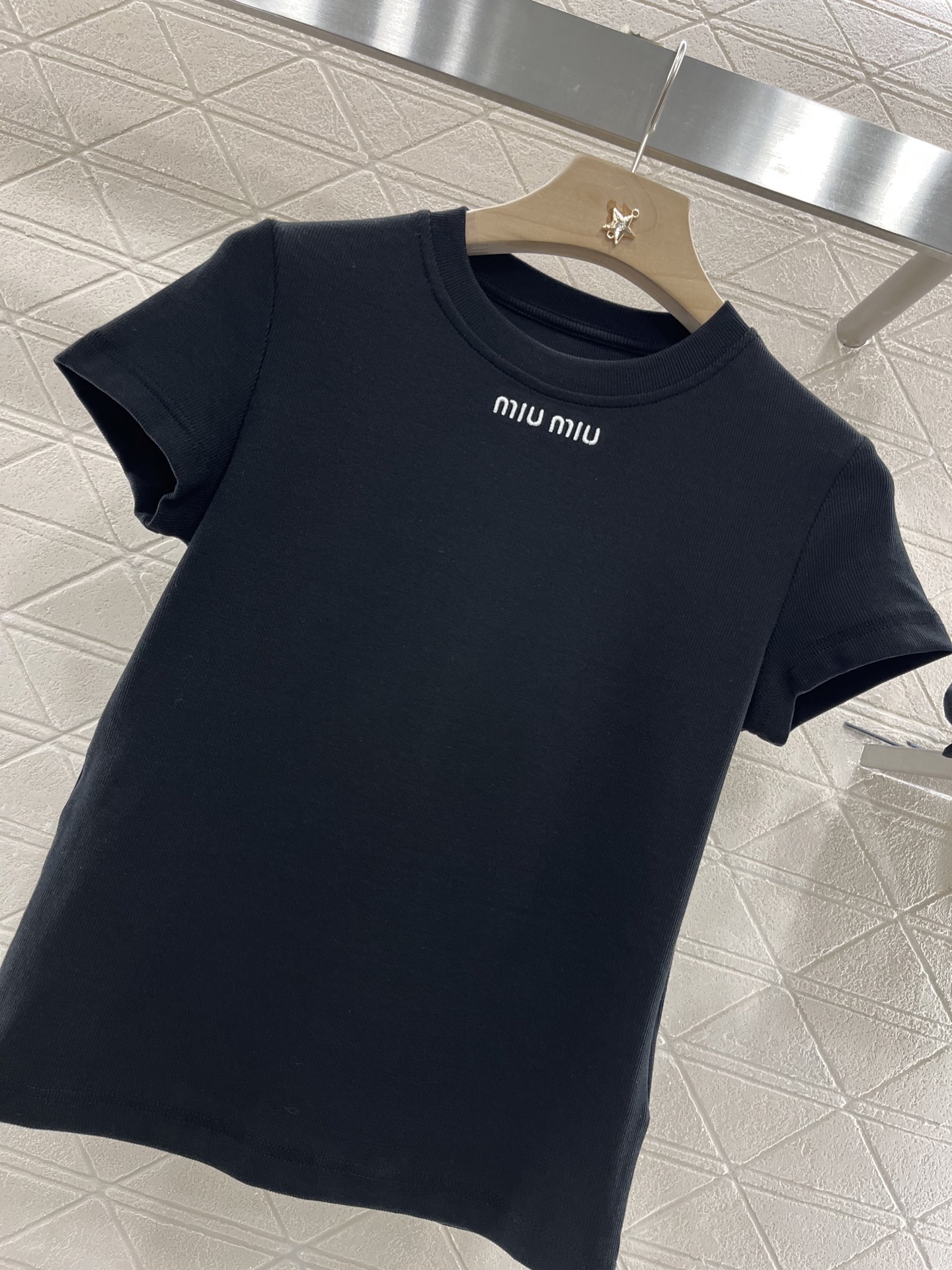 ♥Miumi*♥2025新品上架
       刺绣全棉𝑇𝑒𝑒
定制YB原生全棉材质 透气舒适 质感十足
