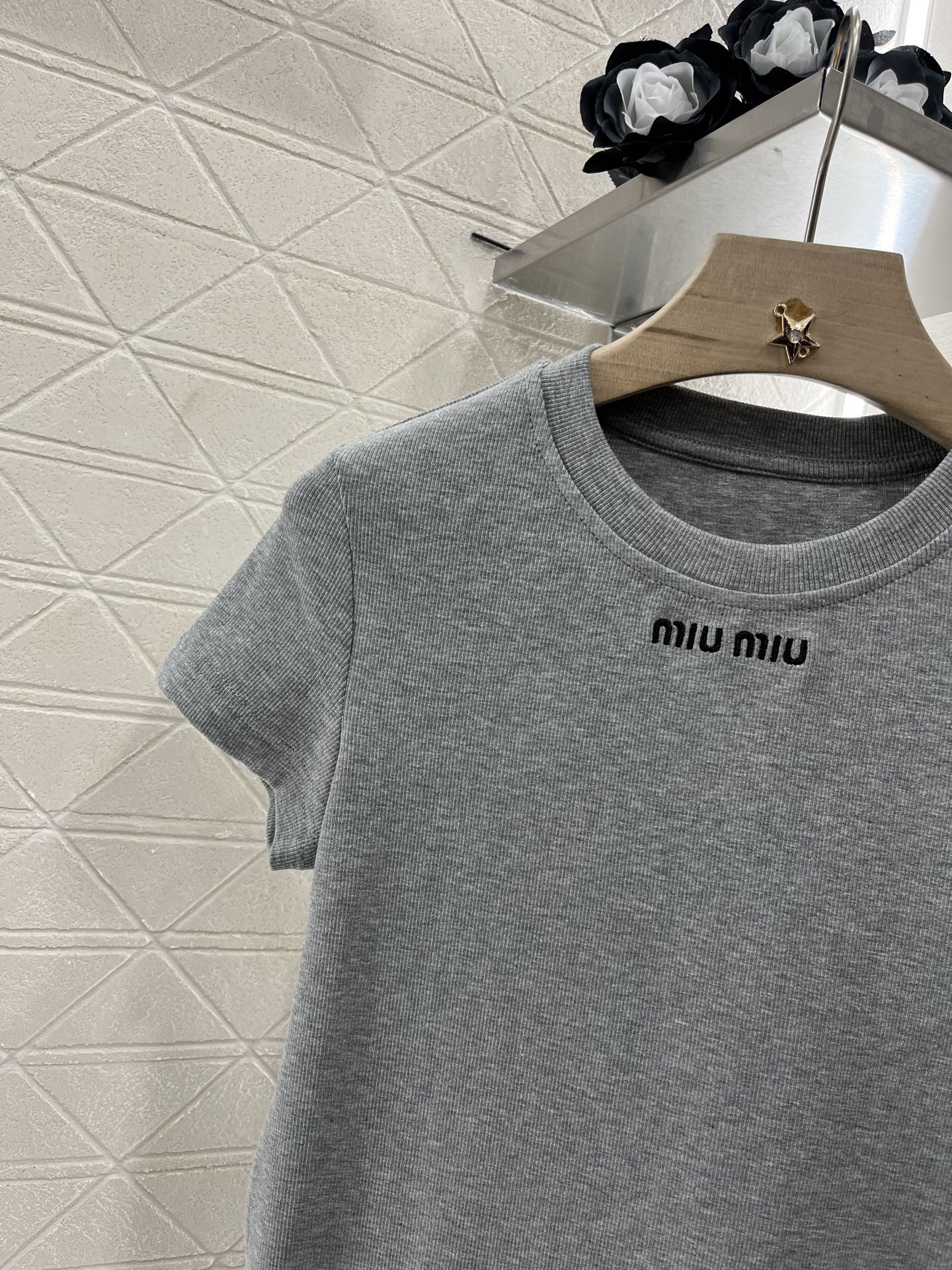 ♥Miumi*♥2025新品上架
       刺绣全棉𝑇𝑒𝑒
定制YB原生全棉材质 透气舒适 质感十足
