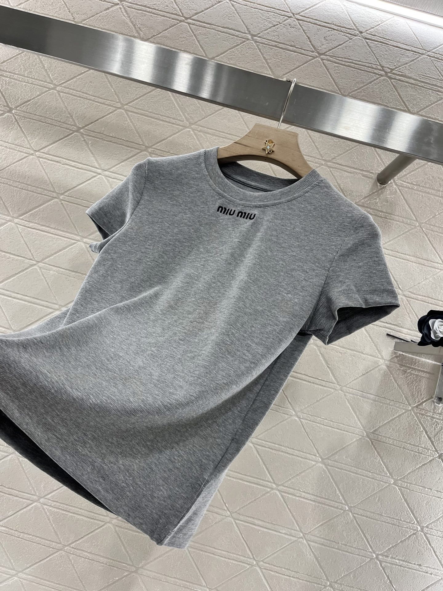 ♥Miumi*♥2025新品上架
       刺绣全棉𝑇𝑒𝑒
定制YB原生全棉材质 透气舒适 质感十足