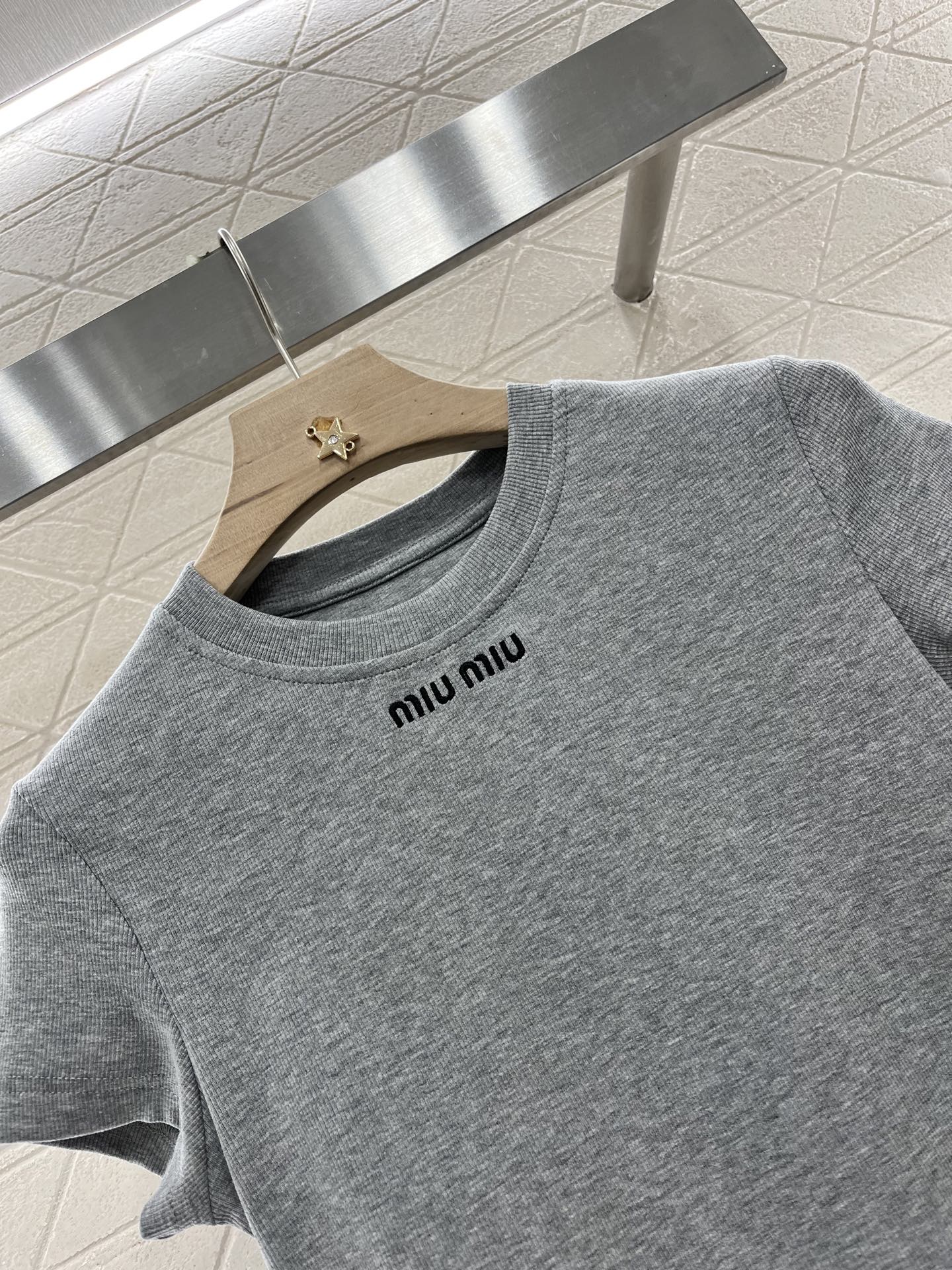 ♥Miumi*♥2025新品上架
       刺绣全棉𝑇𝑒𝑒
定制YB原生全棉材质 透气舒适 质感十足