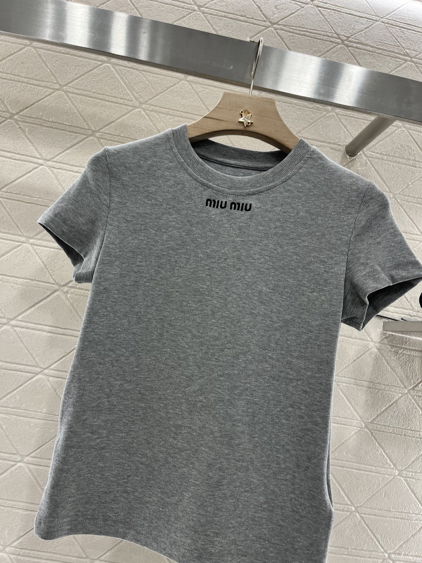 ♥Miumi*♥2025新品上架
       刺绣全棉𝑇𝑒𝑒
定制YB原生全棉材质 透气舒适 质感十足