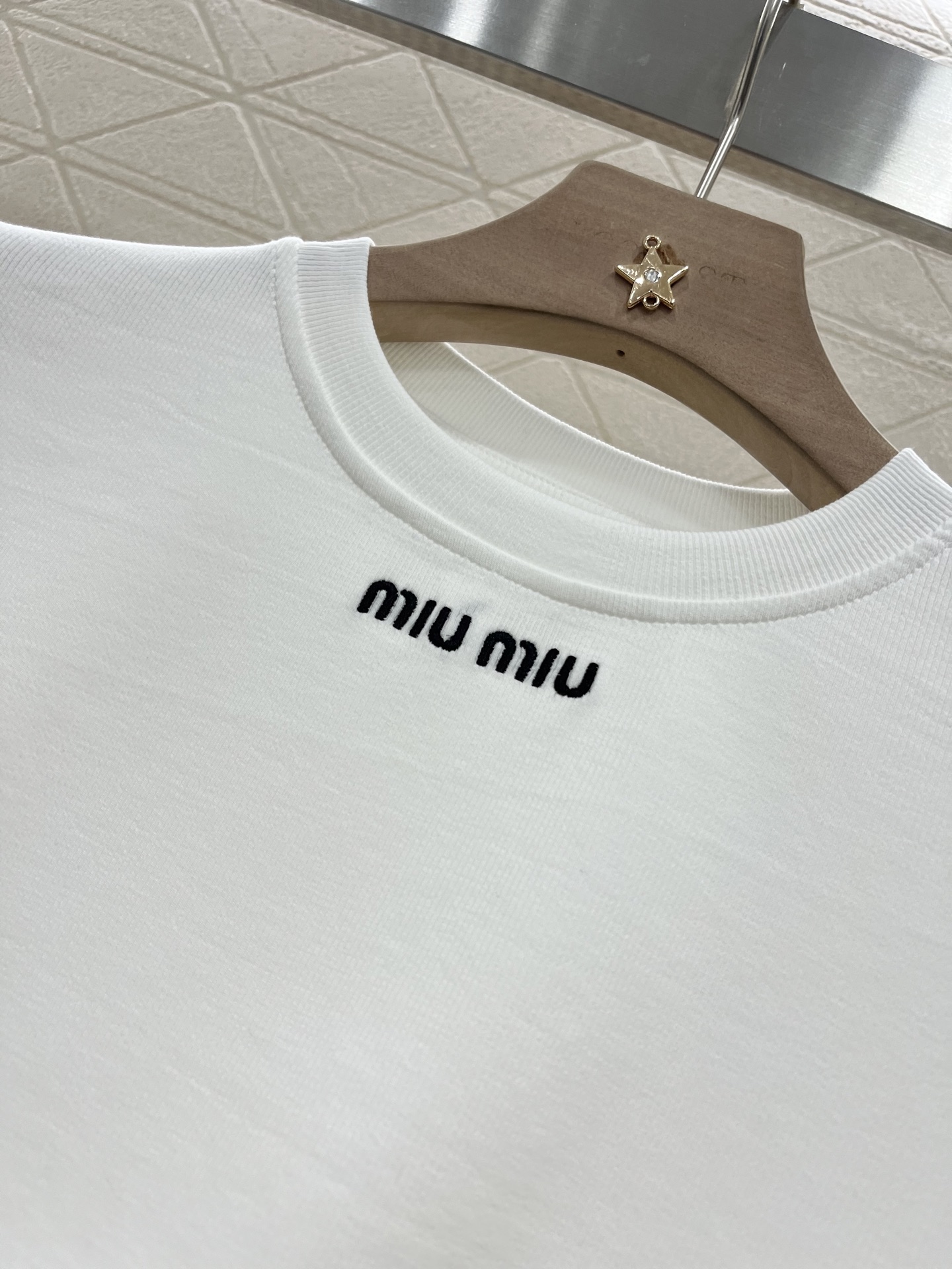 ♥Miumi*♥2025新品上架
       刺绣全棉𝑇𝑒𝑒
定制YB原生全棉材质 透气舒适 质感十足