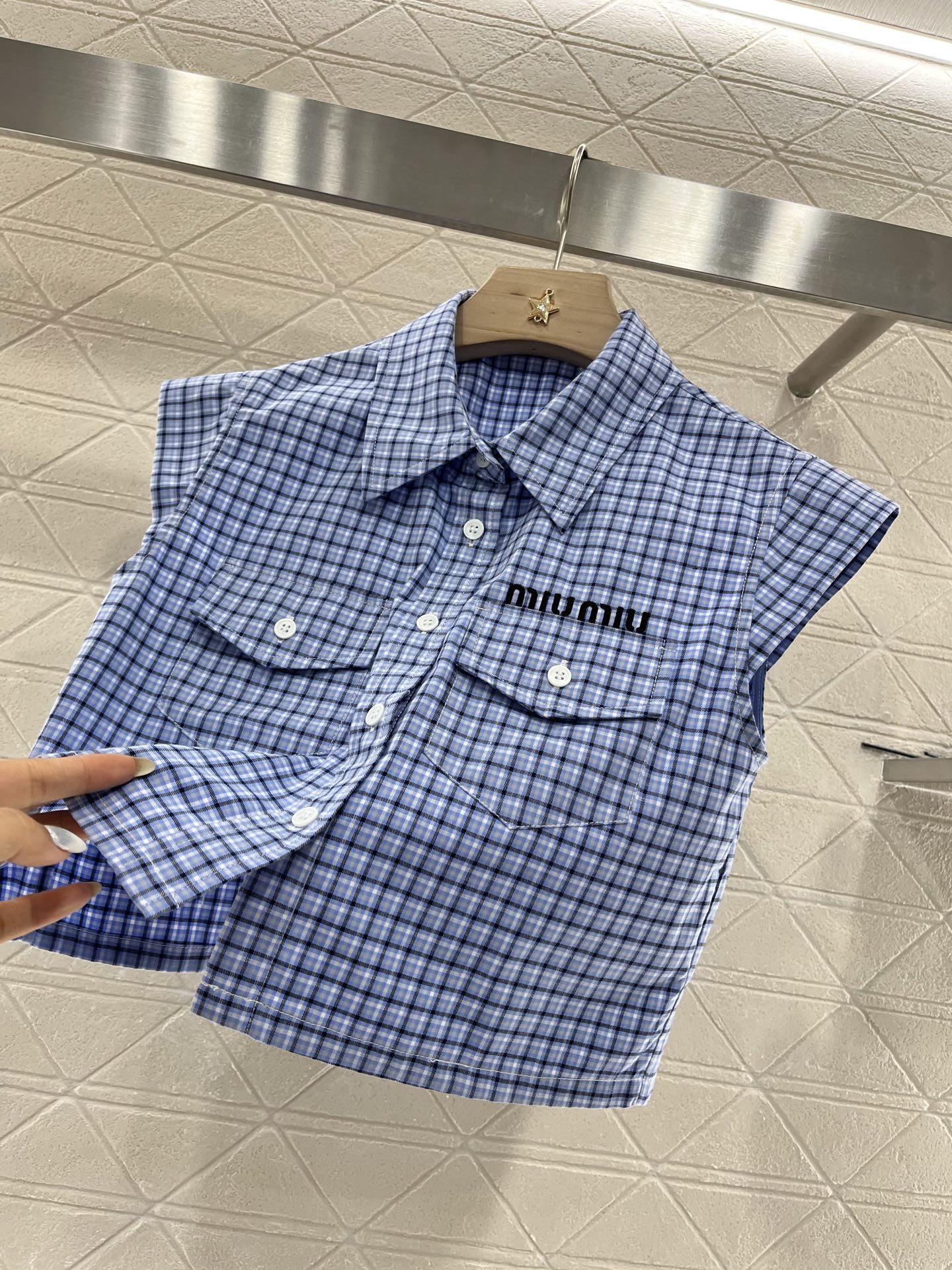 ♥Miumi*♥2025新品上架
    格纹衬衫中长半裙套装
定制YB斜纹全棉材质 柔软亲肤 舒适不易