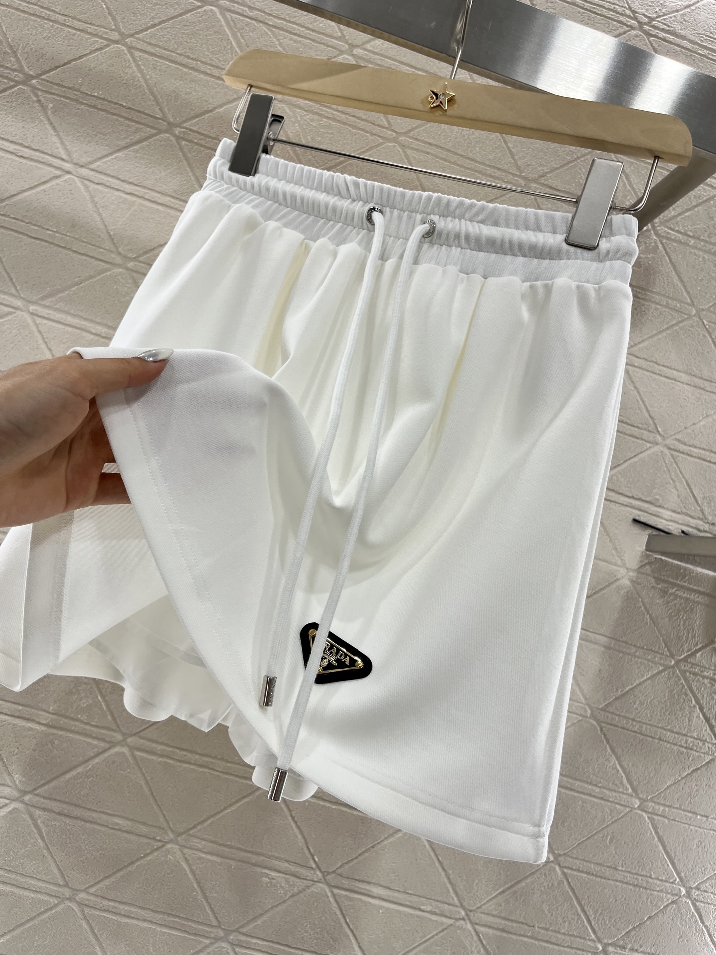 ♥Prad*♥2025新品上架
  翻领上衣抽绳短裙套装
定制YB斜纹全棉材质 舒适软糯 穿搭洋气 翻领