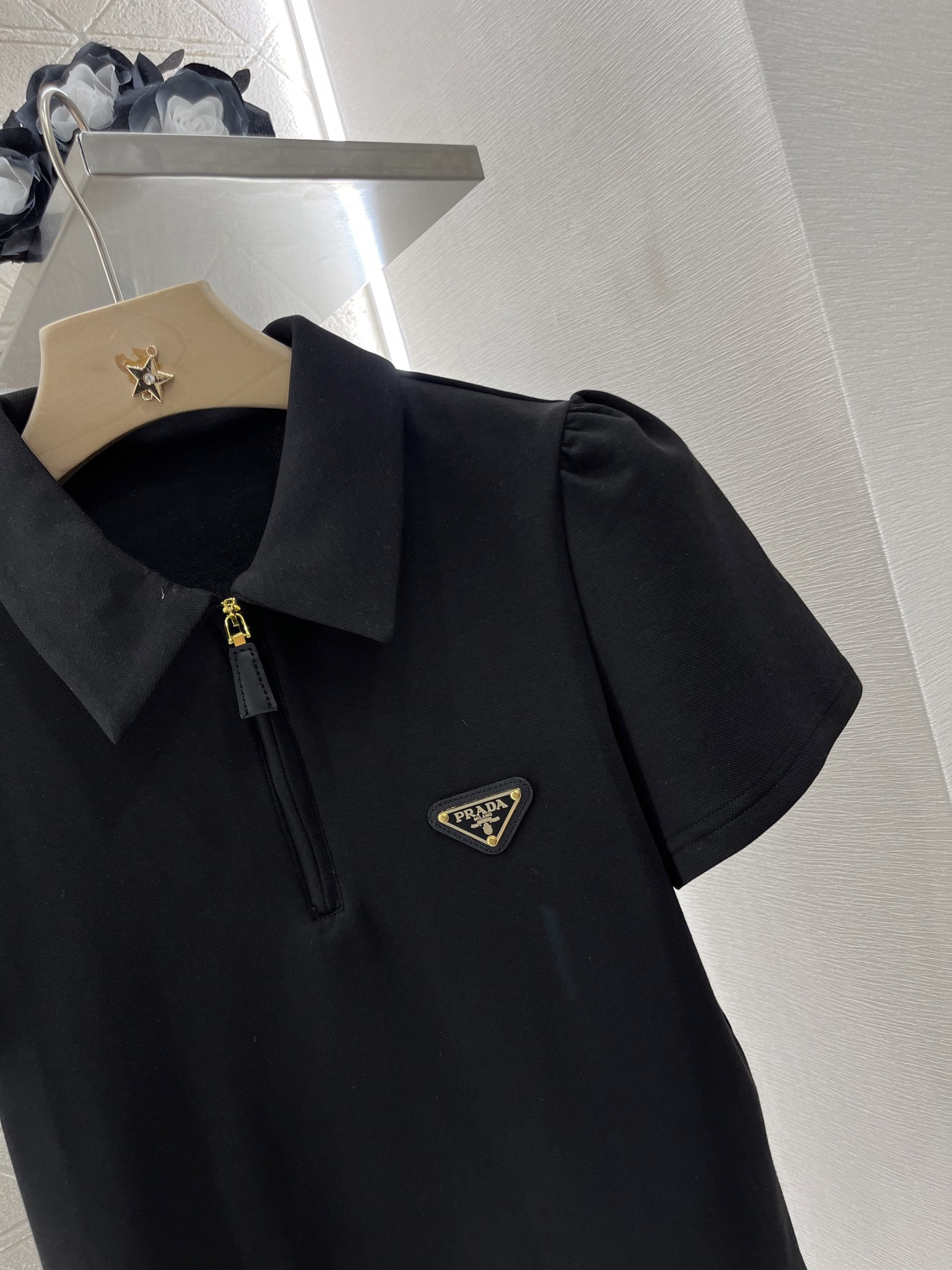 ♥Prad*♥2025新品上架
  翻领上衣抽绳短裙套装
定制YB斜纹全棉材质 舒适软糯 穿搭洋气 翻领