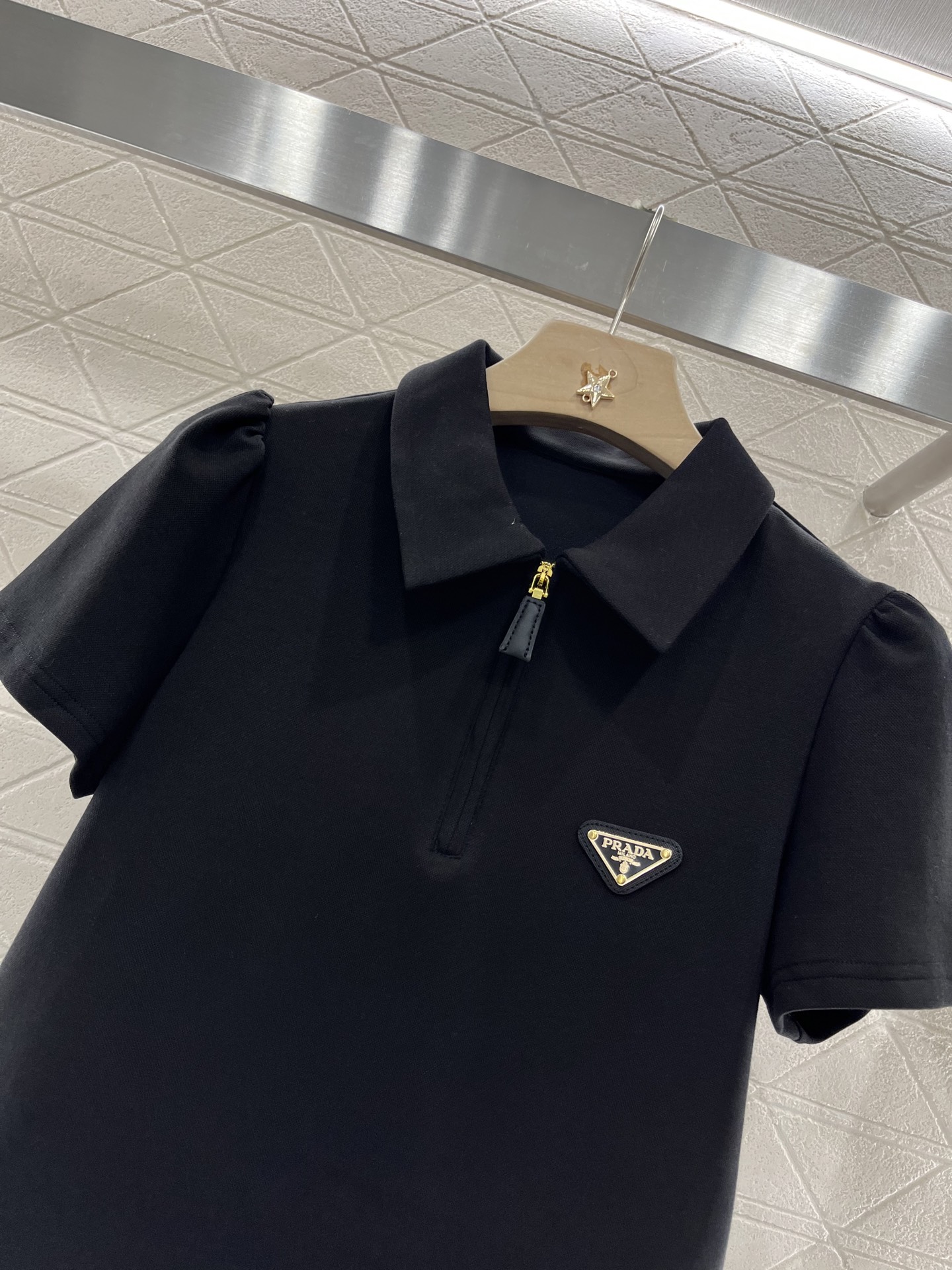 ♥Prad*♥2025新品上架
  翻领上衣抽绳短裙套装
定制YB斜纹全棉材质 舒适软糯 穿搭洋气 翻领