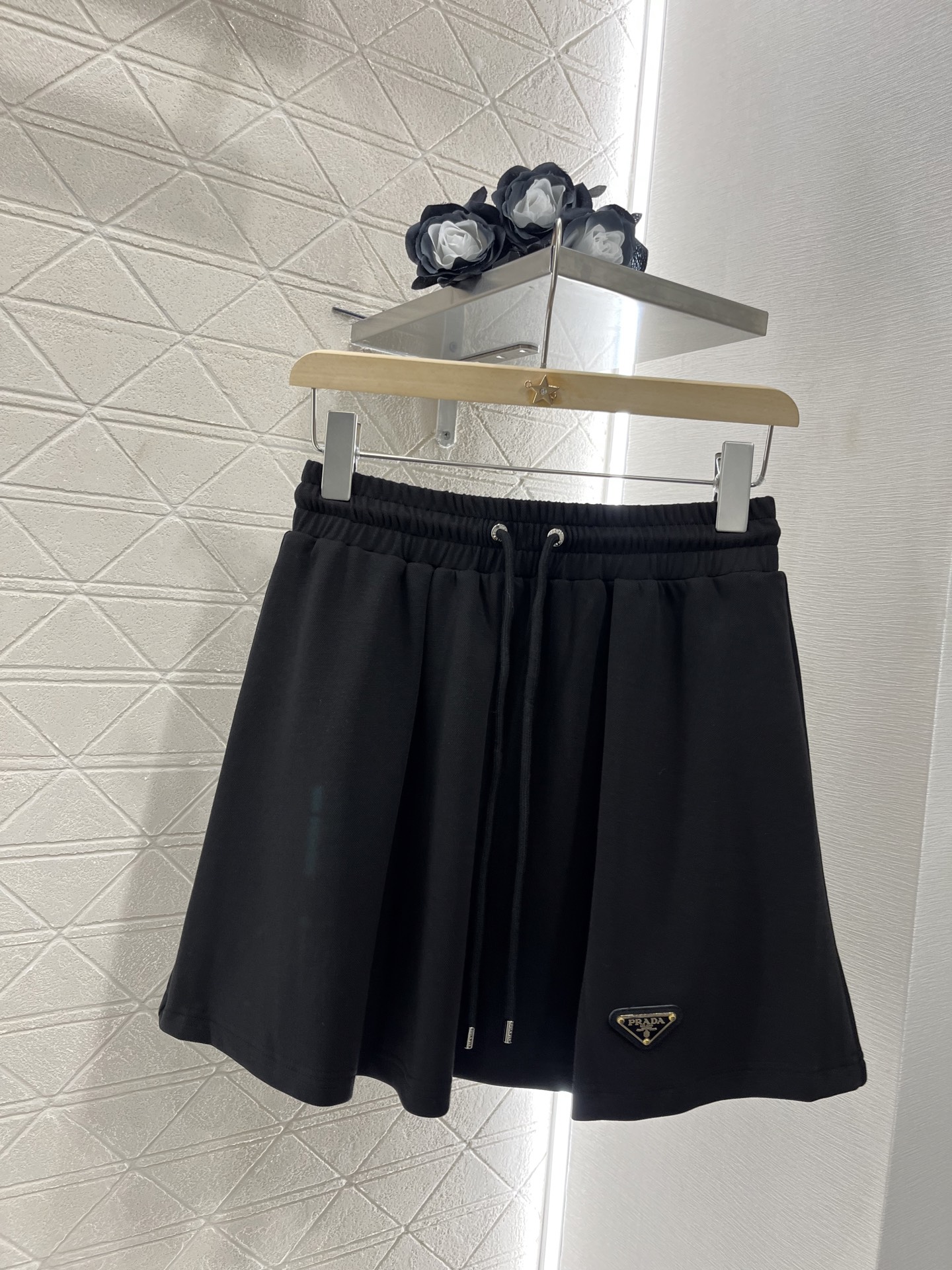 ♥Prad*♥2025新品上架
  翻领上衣抽绳短裙套装
定制YB斜纹全棉材质 舒适软糯 穿搭洋气 翻领