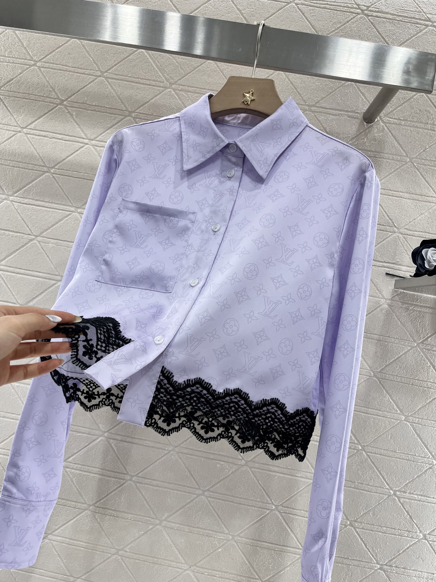 ♥Louis Vuitto*♥2025新品上架
     蕾丝印花上衣长裤套装
定制YB进口斜纹稠材质 