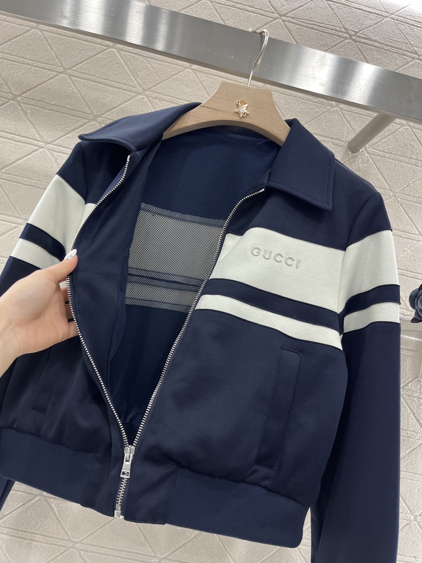 ♥Gucc*♥2025新品上架
  撞色夹克外套长裤套装
定制YB斜纹全棉材质 质感高级 光泽挺括 翻领